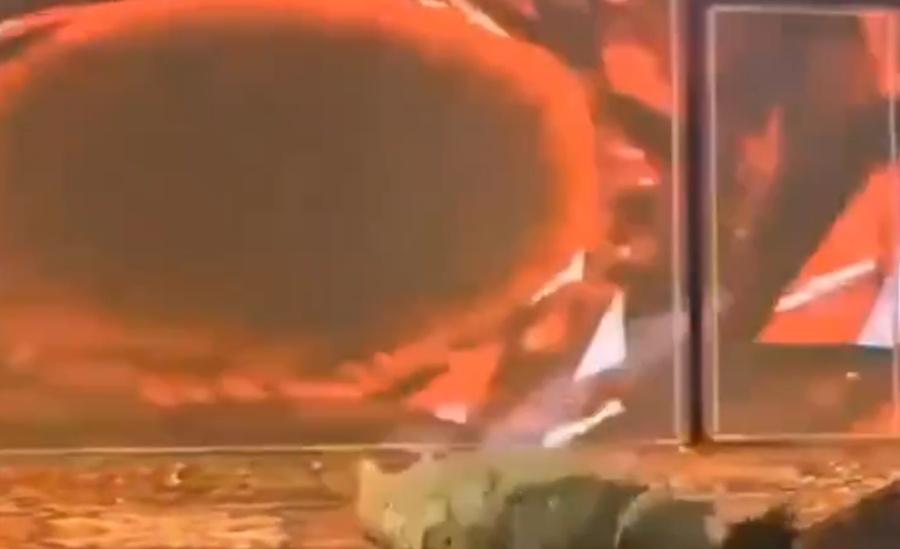 接著身體僵直地向前方倒下,現場賓客都被嚇驚。(X)