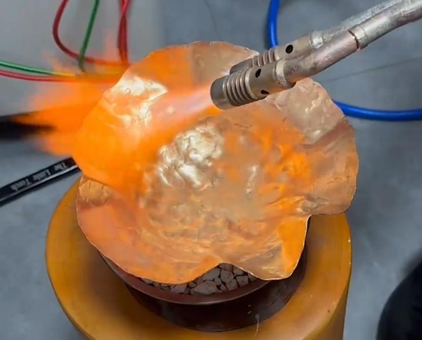 黃金鍋打造過程。(微博)