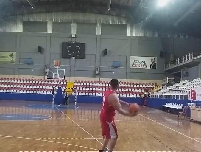 他於去年以20米的距離刷新蒙眼投籃的健力士世界紀錄。(X)