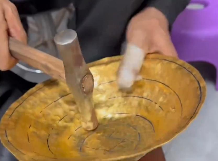 黃金鍋打造過程。(微博)