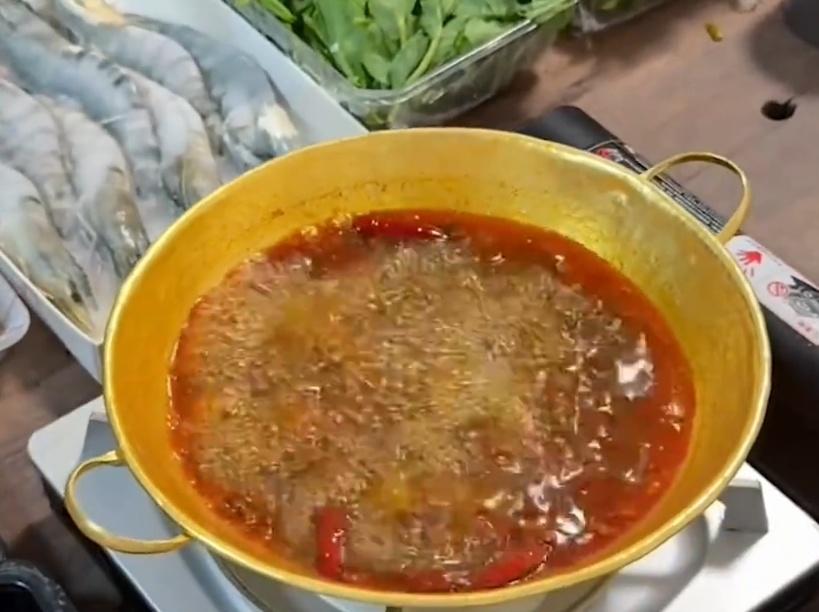 「水貝不不」表示:「黃金的導熱性更好,至於菜的味道則沒甚麼區別」。(微博)