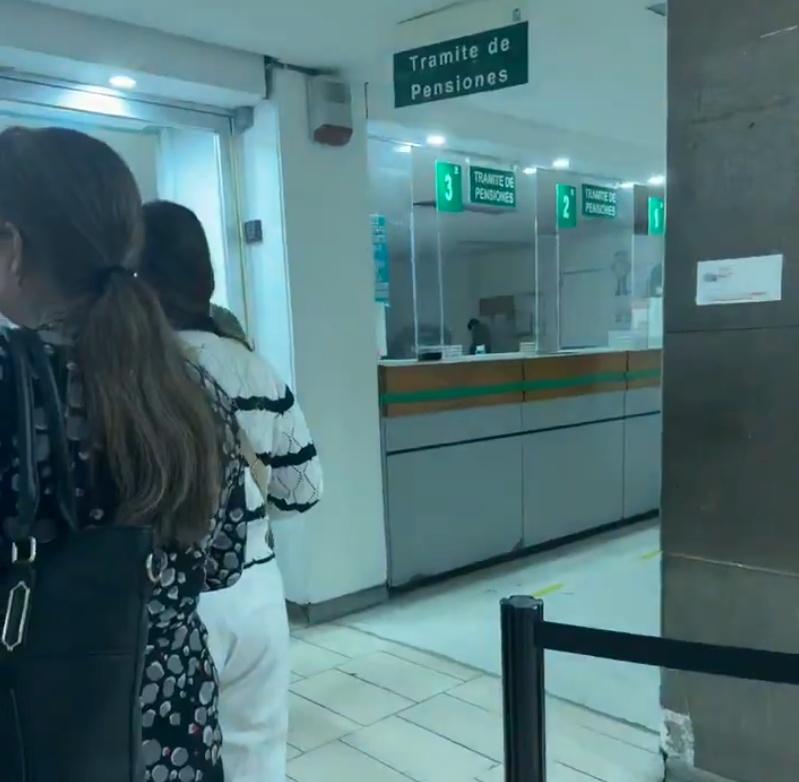 當時正值他們的上班時間,有至少4名市民正在走廊排隊輪候。(X)