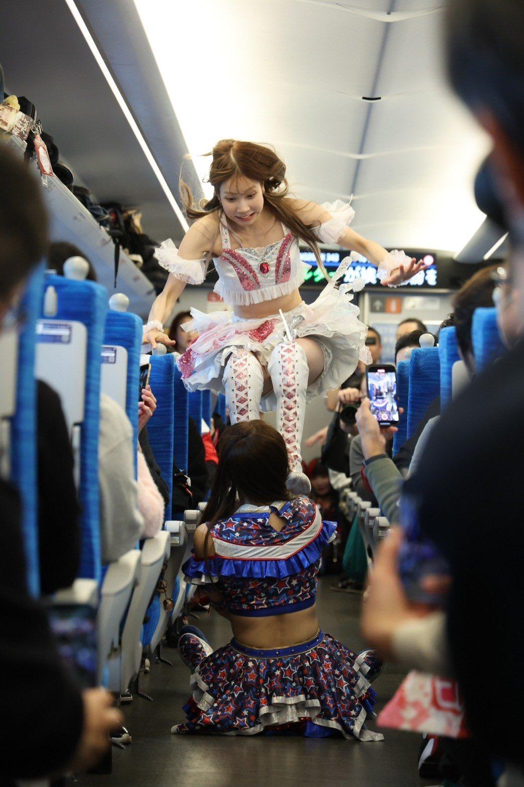 比賽最後,由綽號「粉紅前鋒」的山下實優以「踢腿」必殺技拿下勝利。(X)