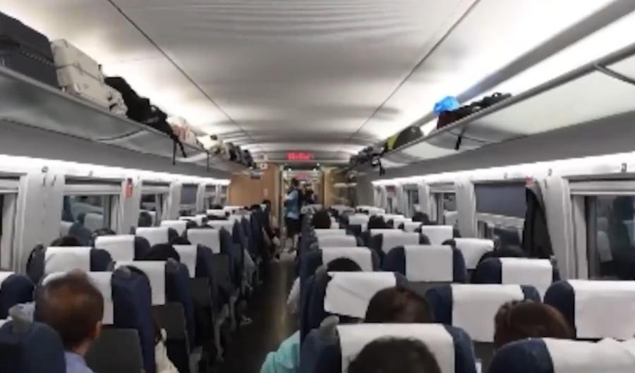 工作人員發現1號車廂洗手間的煙霧警報器突然亮起故障燈,便前往查看。(微博)