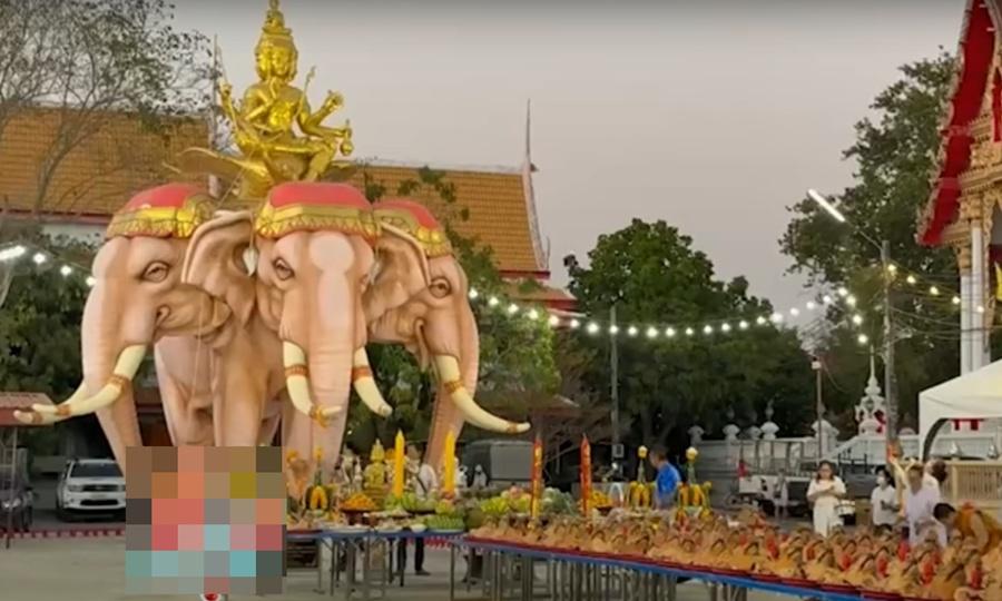 儀式後將所有供奉的豬頭、甜點及水果分送給當地民眾。(YouTube)