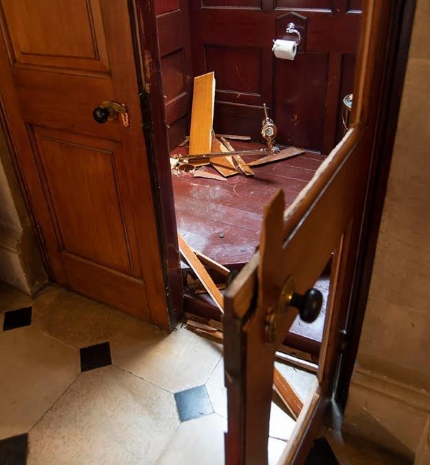 展出不到2日,就遭賊人破門,拆喉兼拆地板,將整個金馬桶偷走。(網上圖片)