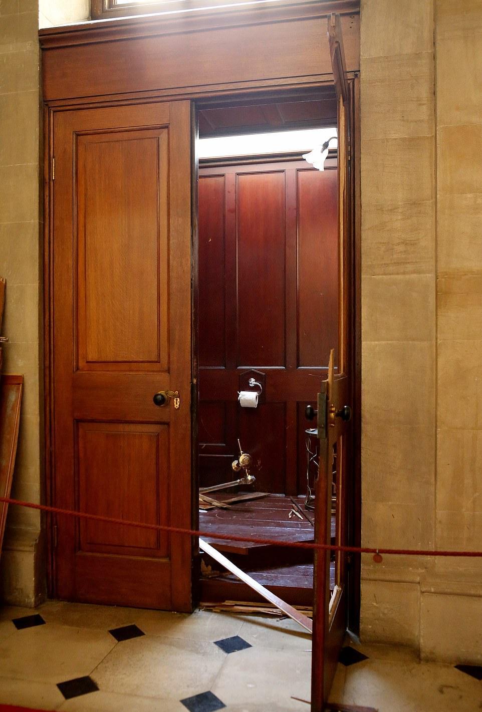 展出不到2日,就遭賊人破門,拆喉兼拆地板,將整個金馬桶偷走。(網上圖片)