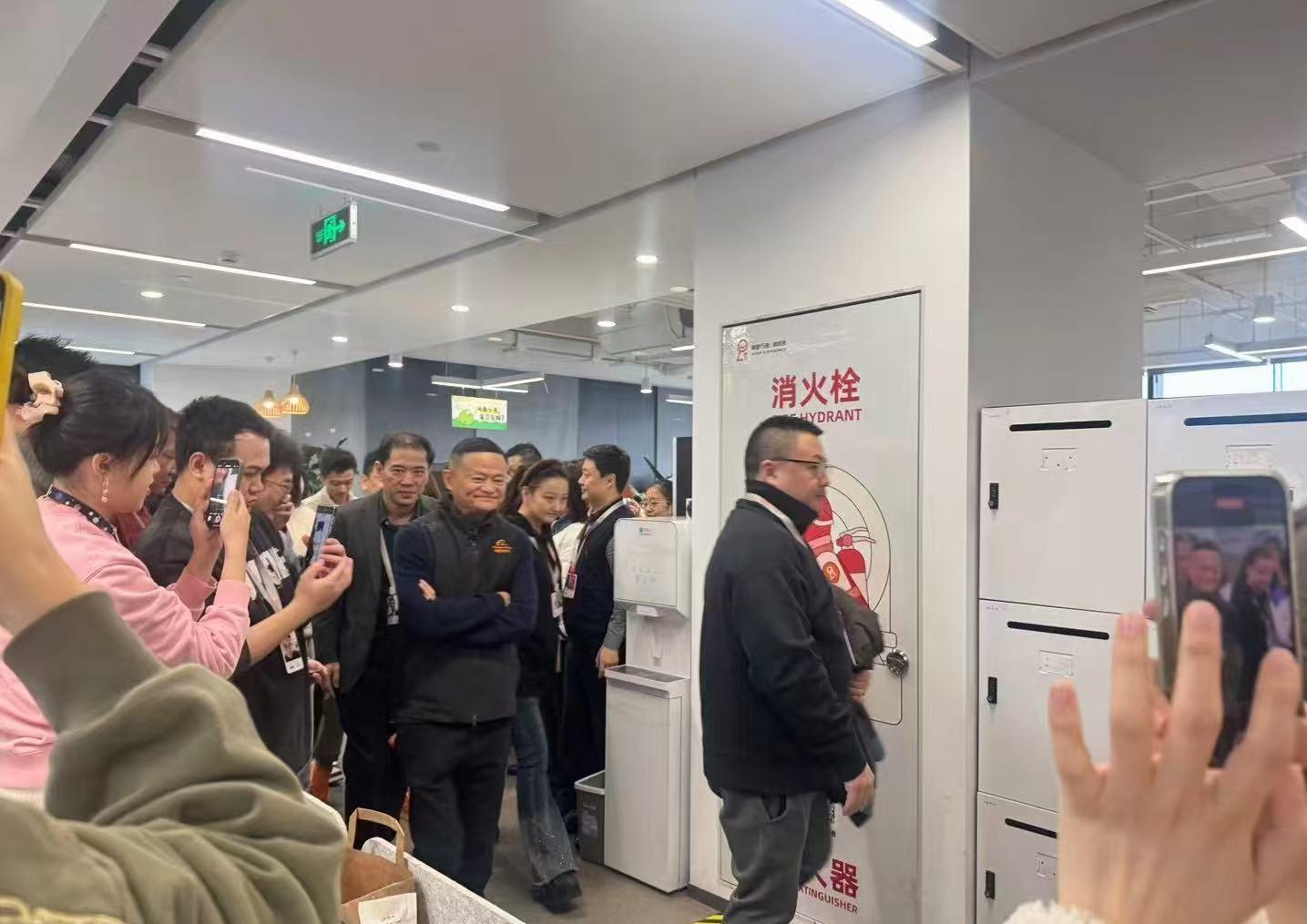 阿里員工圍聚在馬雲的周邊打卡。(微博截圖)