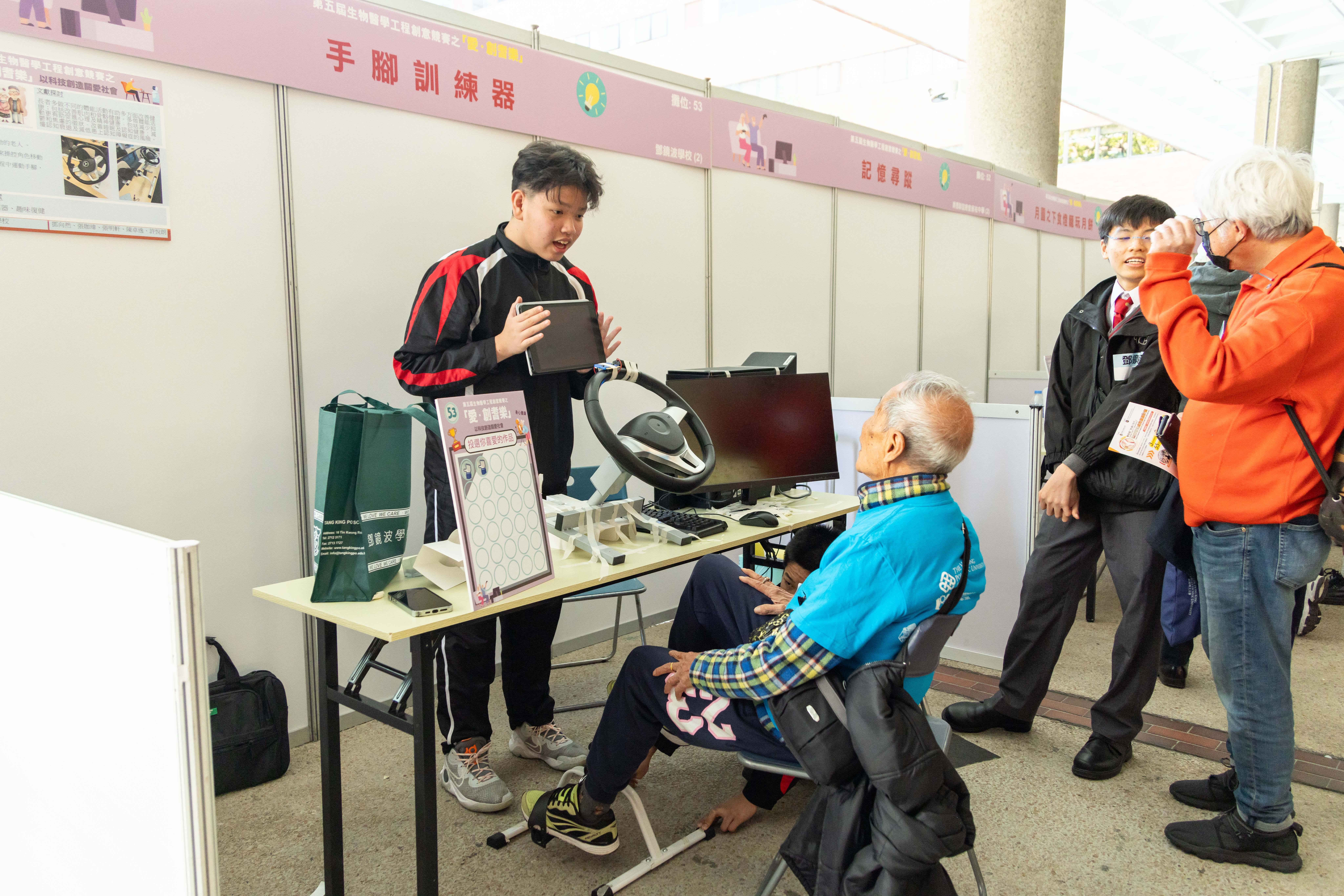 作為「樂齡科技測試員」的長者評判,以用家的角度評審參賽作品的實用性,參賽隊伍現場為他們再作解說。
