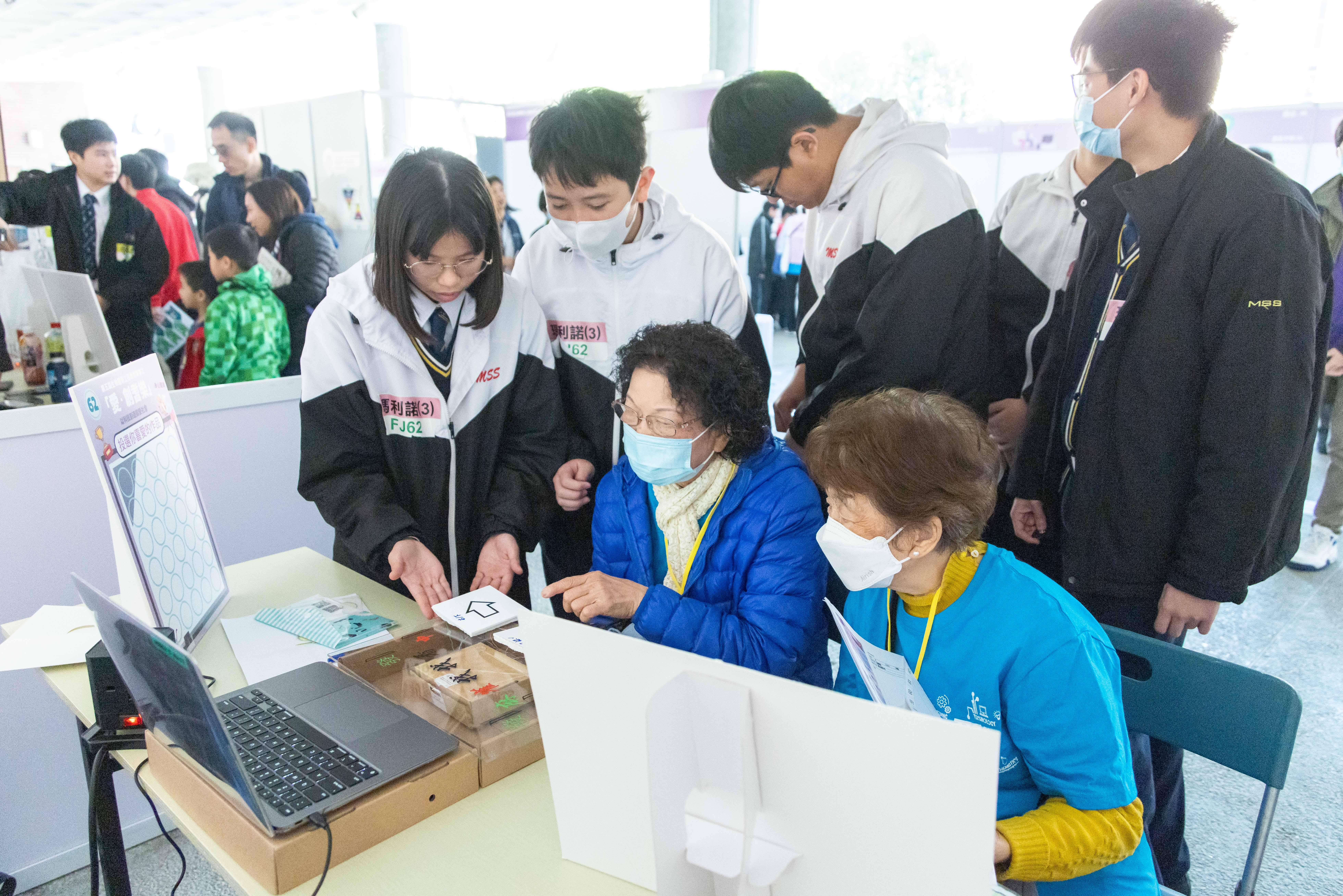 作為「樂齡科技測試員」的長者評判,以用家的角度評審參賽作品的實用性,參賽隊伍現場為他們再作解說。