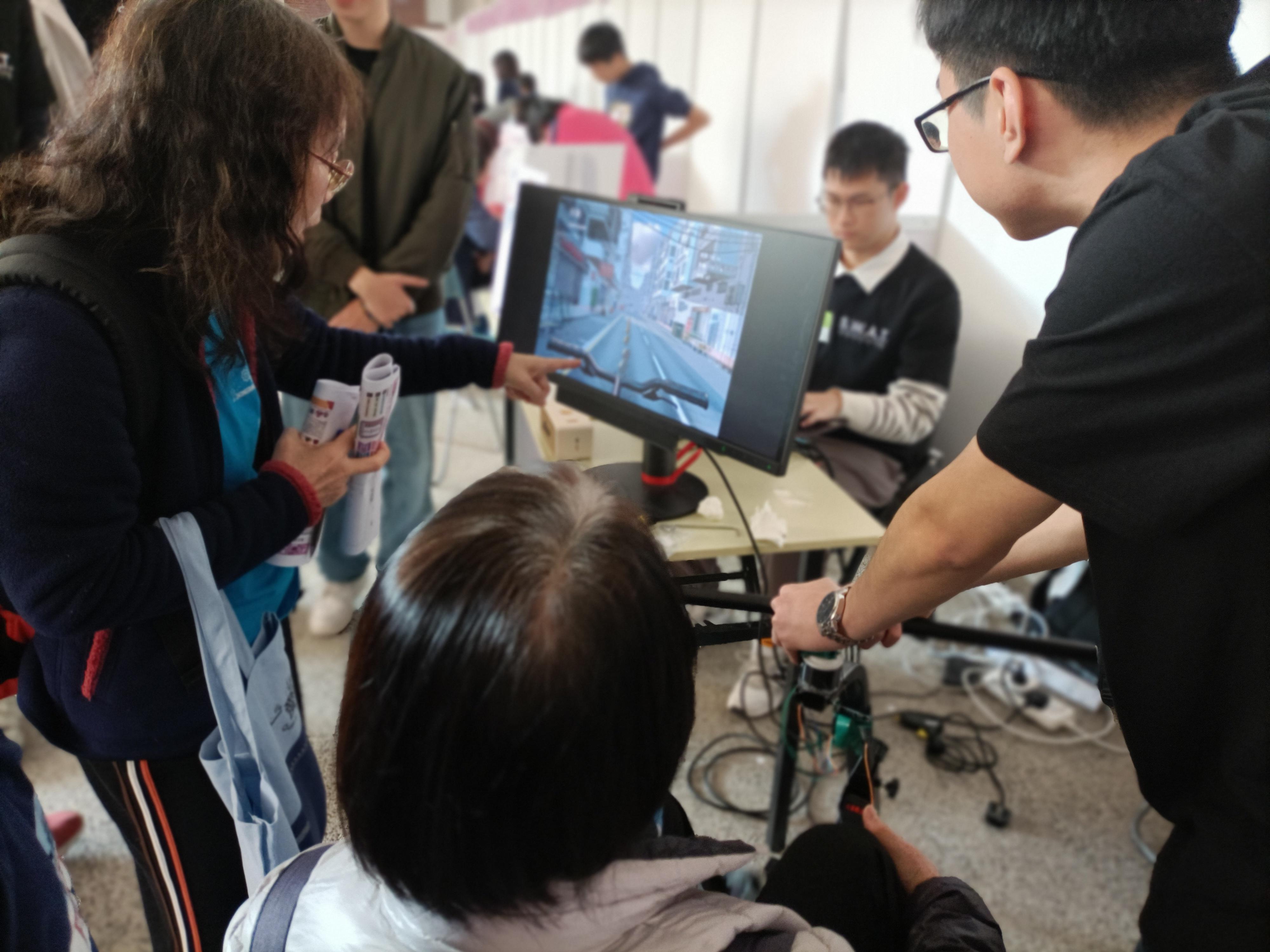 香港理工大學、保良局莊啟程小學與香港聖公會樂民郭鳳軒綜合服務中心,三代攜手共創了一項讓長者在家一邊做運動、一邊漫步不同戶外景點的騎行遊戲,有助改善長者的身體協調能力和預防心血管疾病。