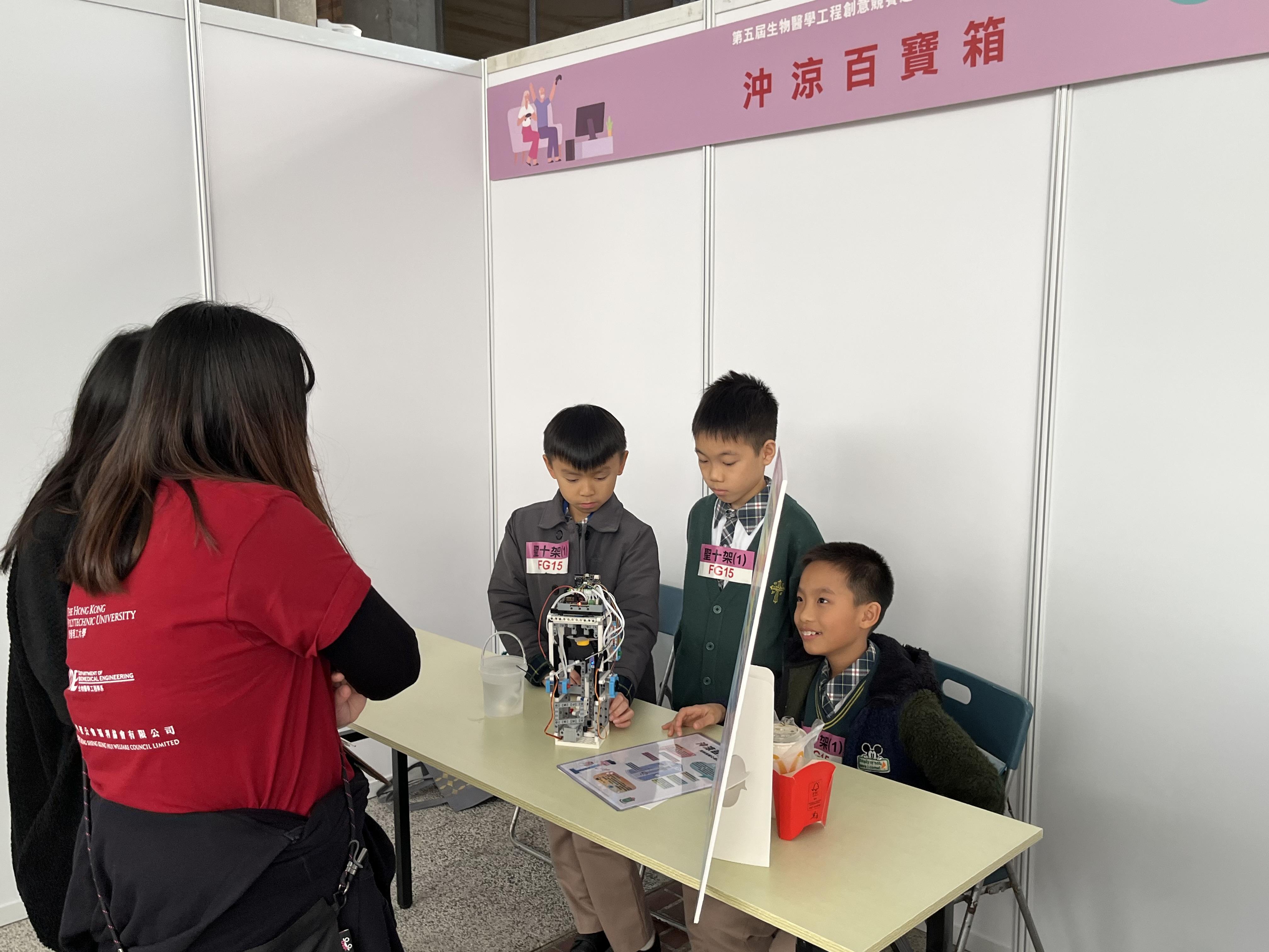 聖公會聖十架小學的同學採用KittenBot 的Sugar ASR 語音模組,透過語音辨識學習並配合不同的感應器, 為行動不便的長者設計了一部「沖涼百寶箱」