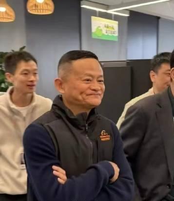 視頻中,馬雲面帶笑容,身著黑色背心,胸口可見橙色的阿里巴巴集團字樣。(微博截圖)