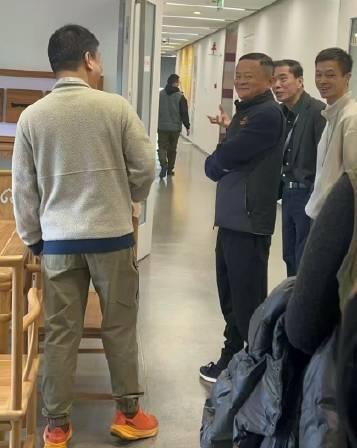 馬雲現身阿里杭州園區,面帶笑容向員工示意。(微博截圖)