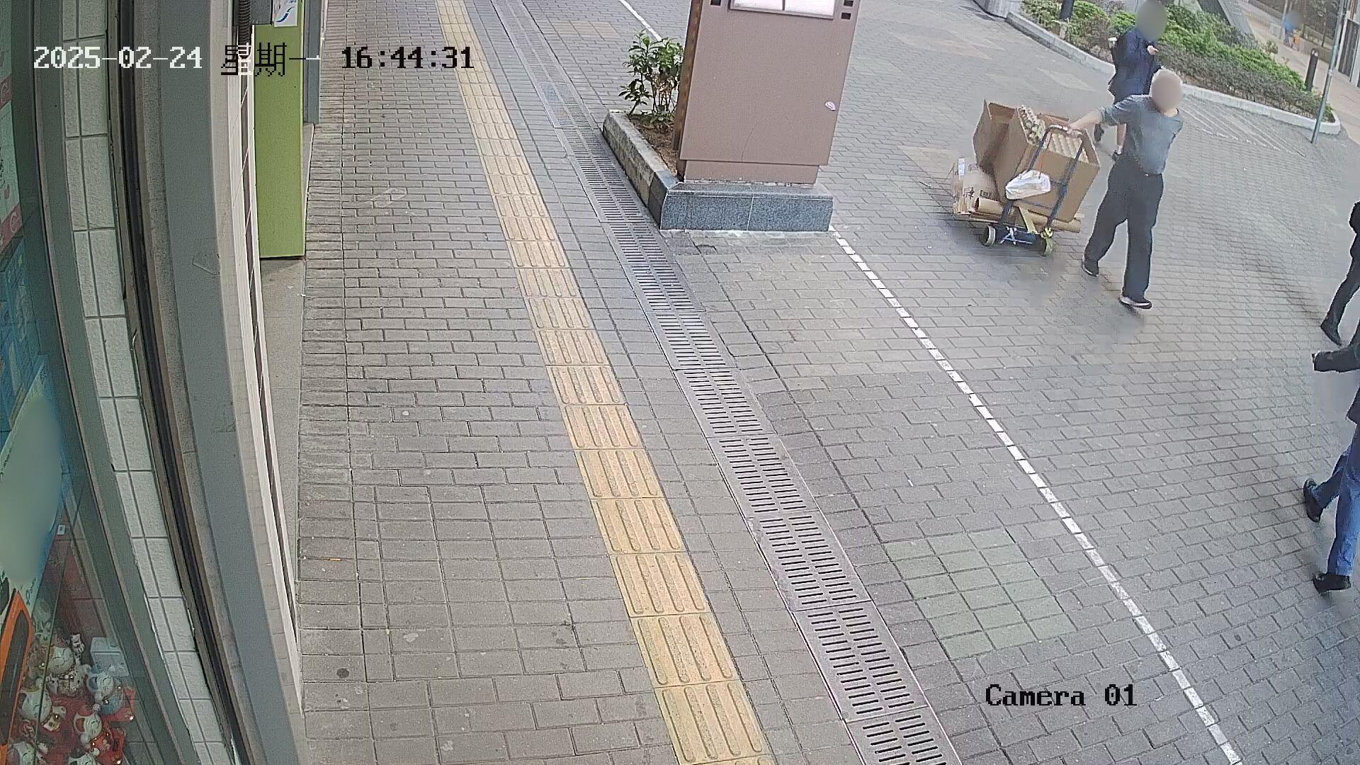 有人指涉事老人推著載滿紙皮的手推車,或為拾荒者。(fb群組「黃大仙區友(黃大仙,新蒲崗,鑽石山,慈雲山......)」圖片)