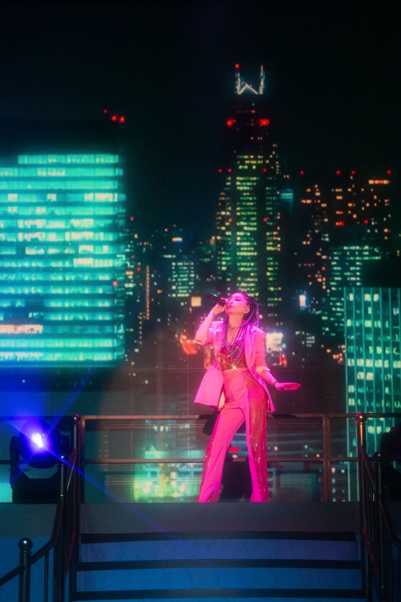 中島美嘉來港巡唱時,把香港城市夜景搬上舞台。