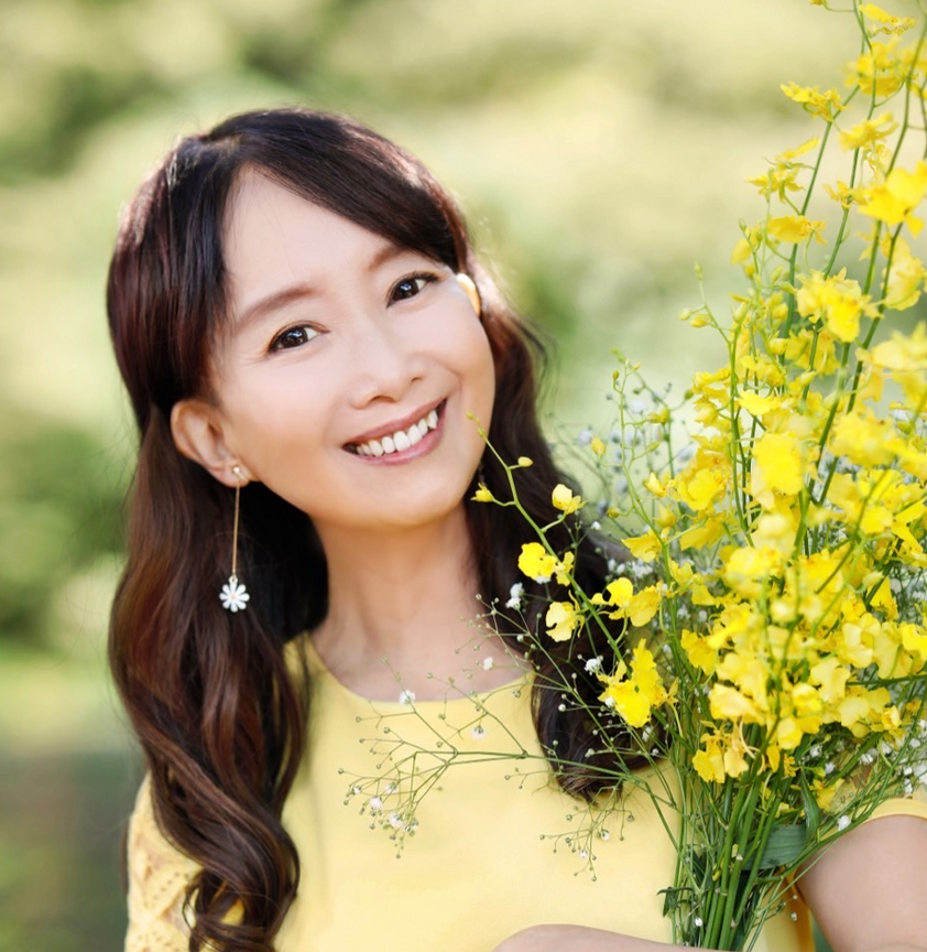 陳美齡自14歲成為職業歌手後,在亞洲賣出超過1,000萬張專輯及CD,近年不時參與兒童及教育的活動。