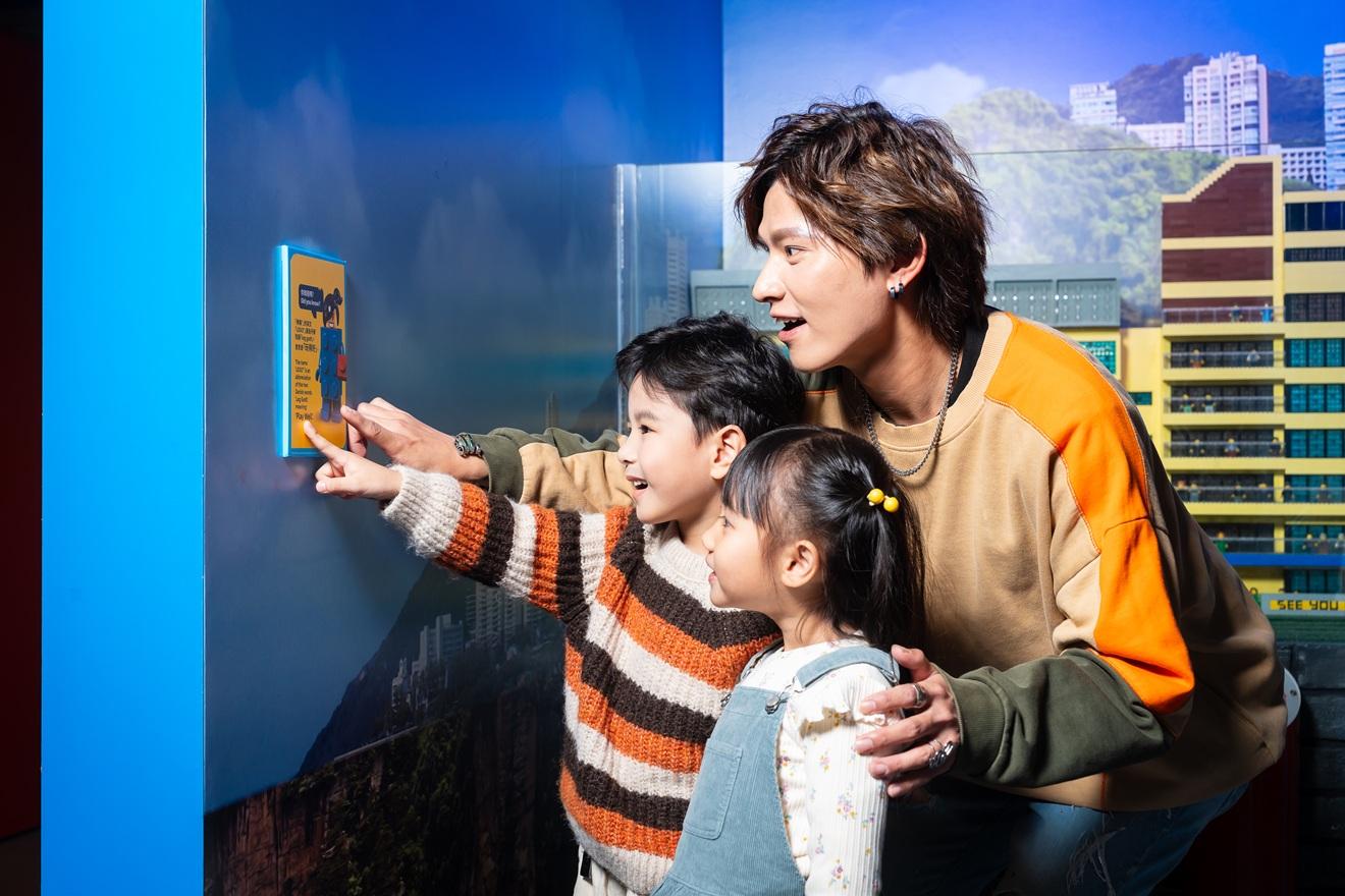 任務尋「樂」知識 考驗記憶力,場內隱藏著不同樂高小知識,根據活動通行證上的問題,尋找並記下答案,把正確的答案告知場內職員,完成挑戰。