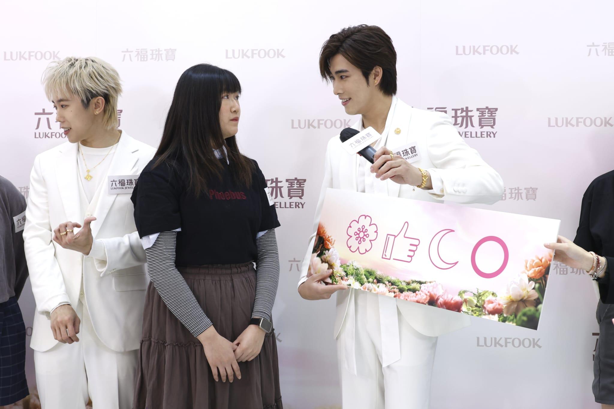 PIX3L與fans大玩「有獎猜燈謎」遊戲。(林俊源攝)