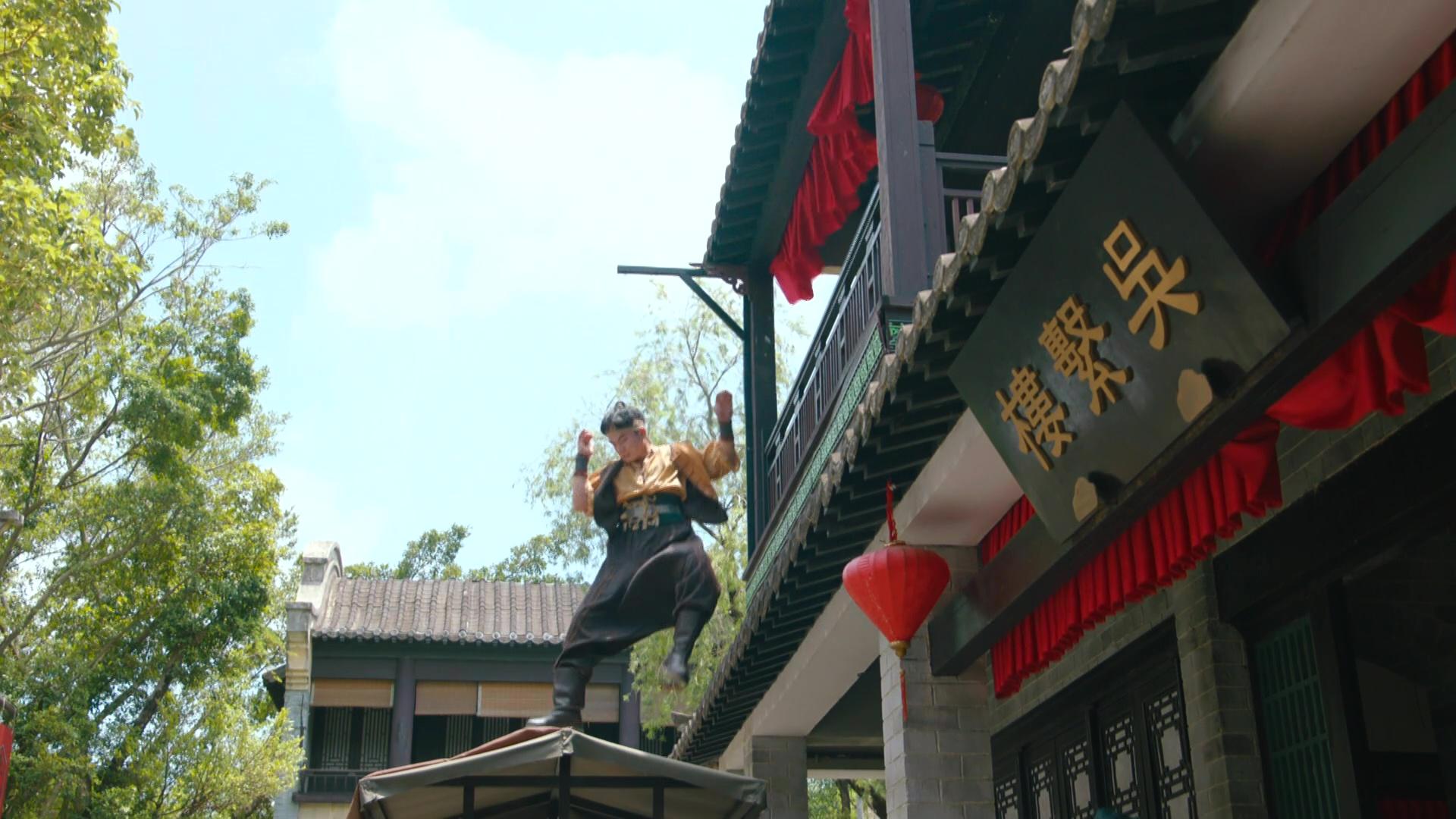 呢一連串動作都係百分百嘉洛自己,並非靠替身演出。