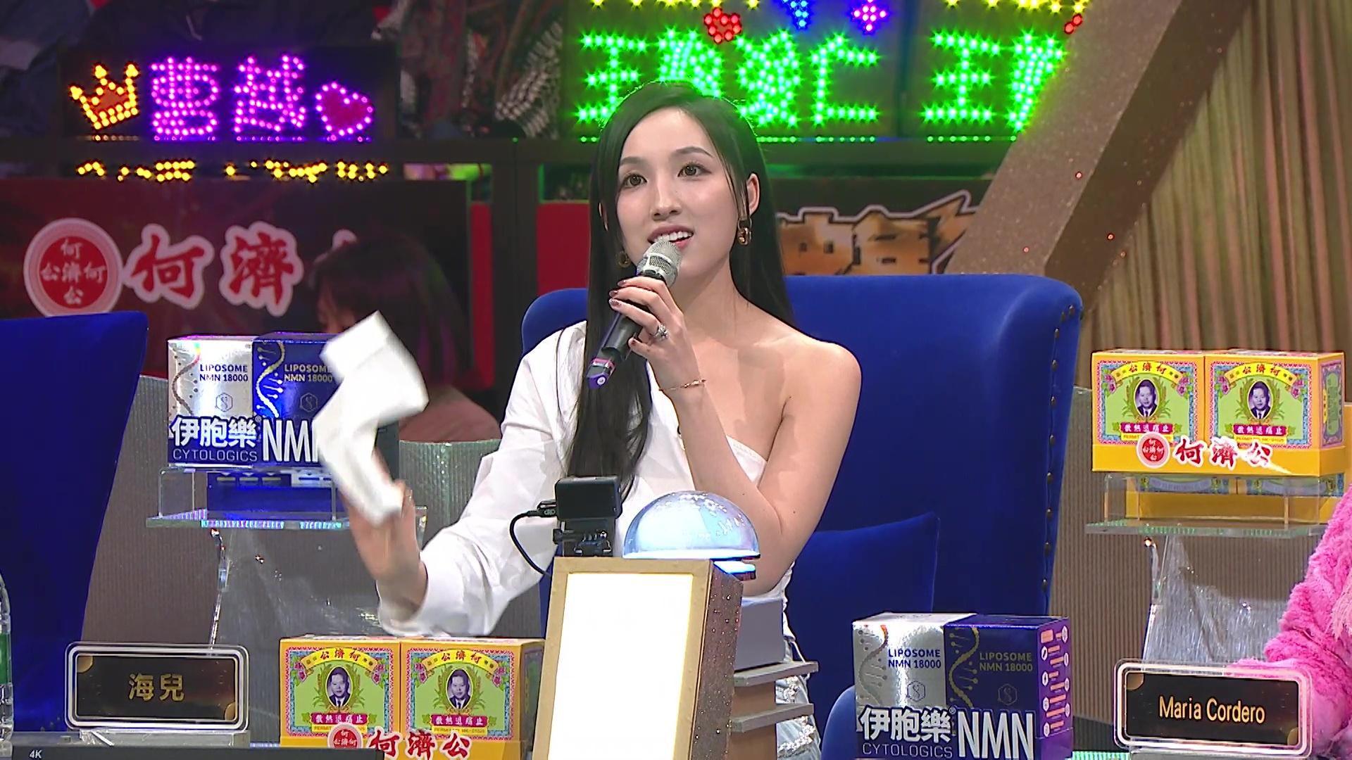 音樂女神海兒揮紙巾姿態優美。