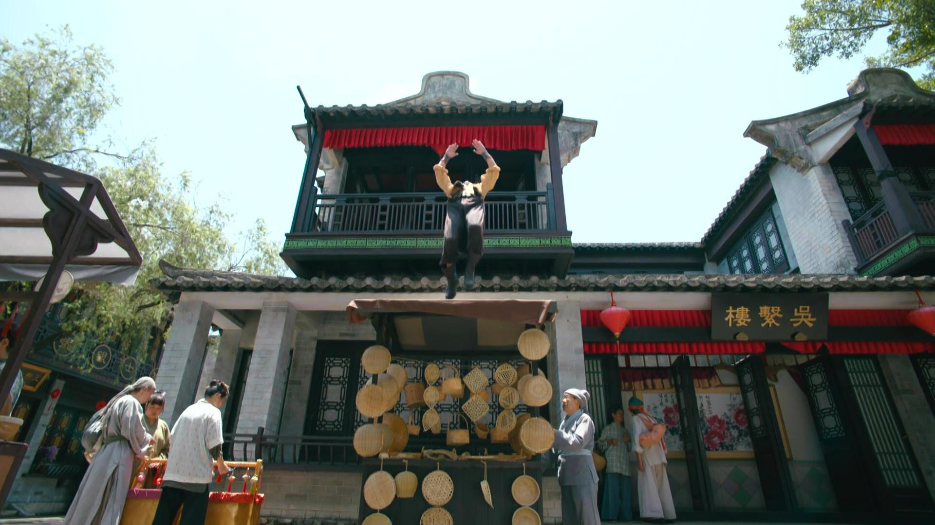 呢一連串動作都係百分百嘉洛自己,並非靠替身演出。