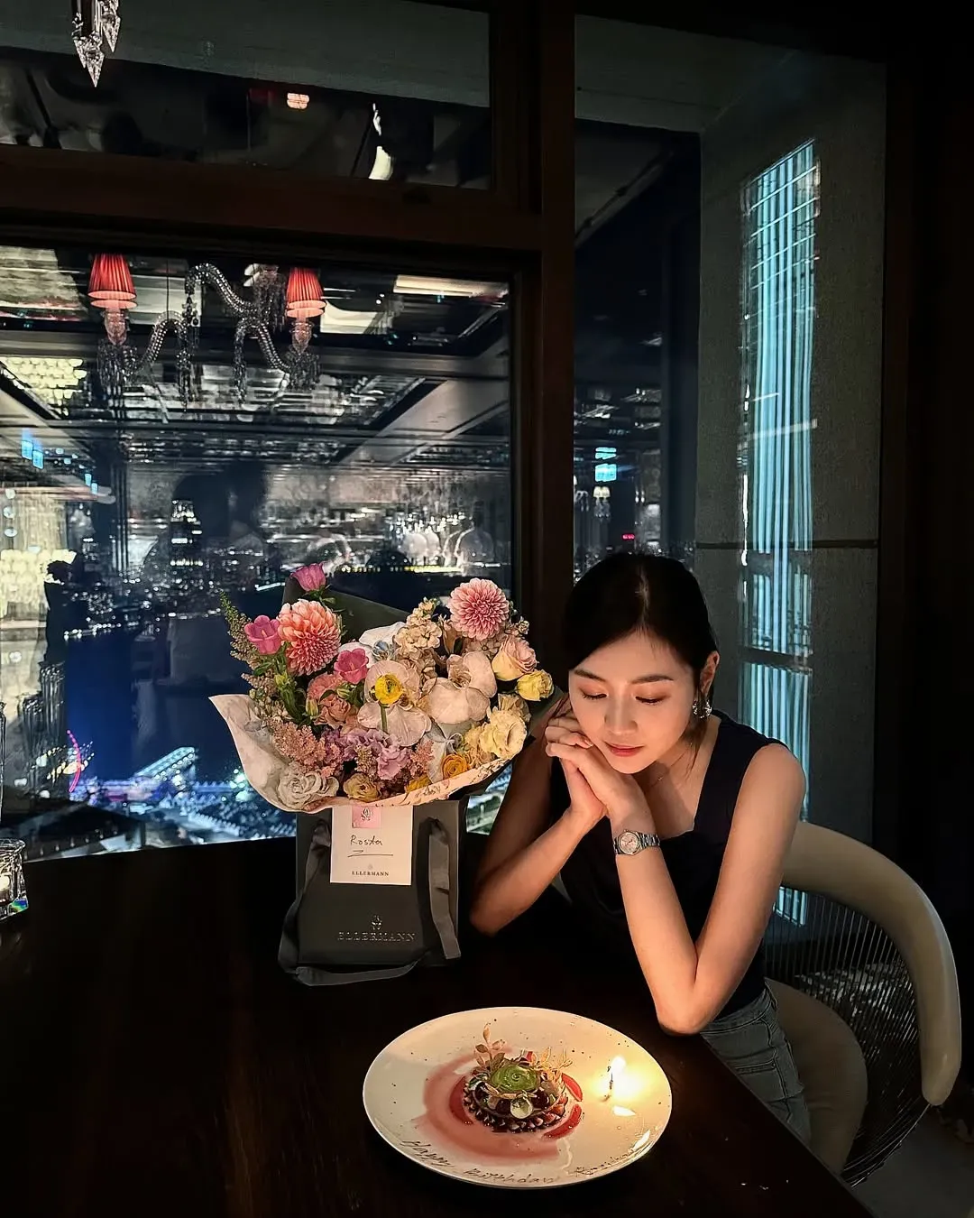 望著枱上甜品,Rosita臉上掛著幸福笑容。