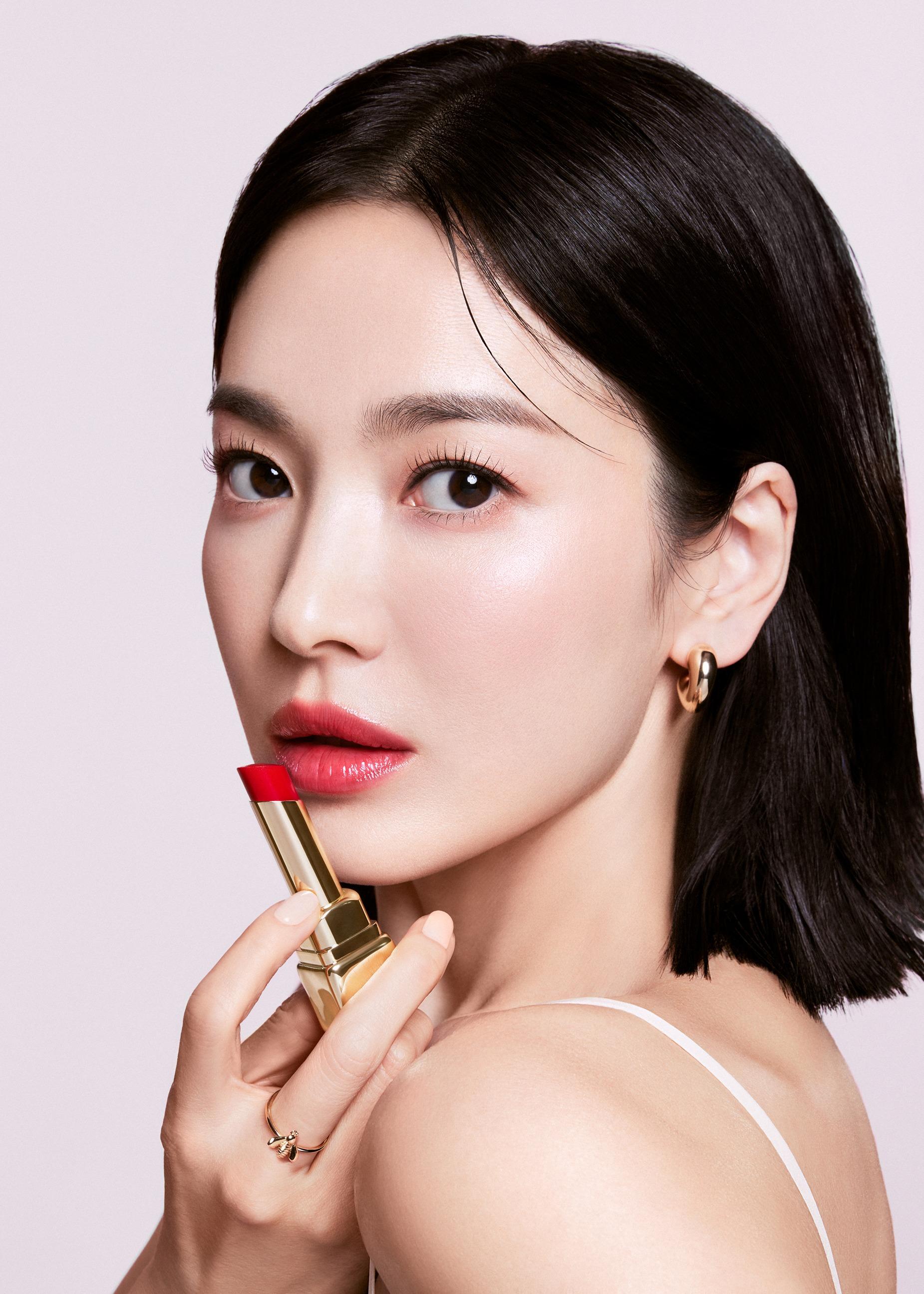 法國嬌蘭亞太區護膚及彩妝大使宋慧喬演繹最新親親蜂燦珠光亮彩潤唇膏