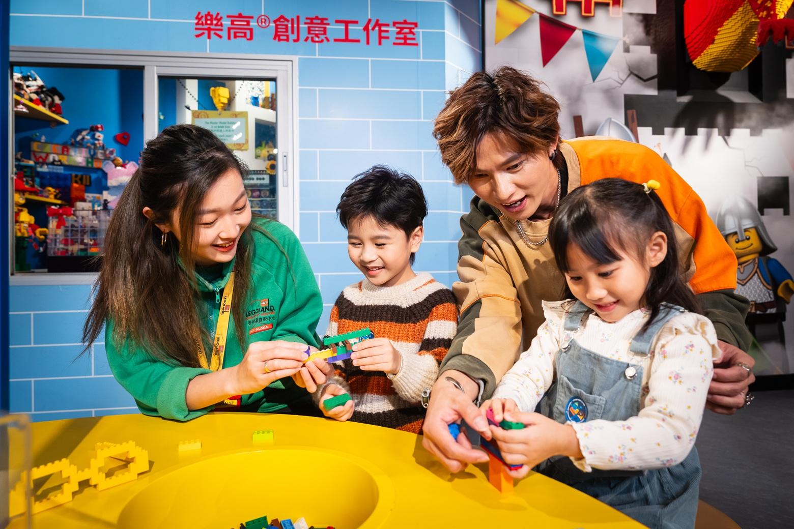 任務DIY拍照道具考驗想像力,參加學員需拼砌打卡道具,並拍照留念,連同主題標籤 #LEGOCreativityAcademy,發布照片至社交平台即挑戰成功。