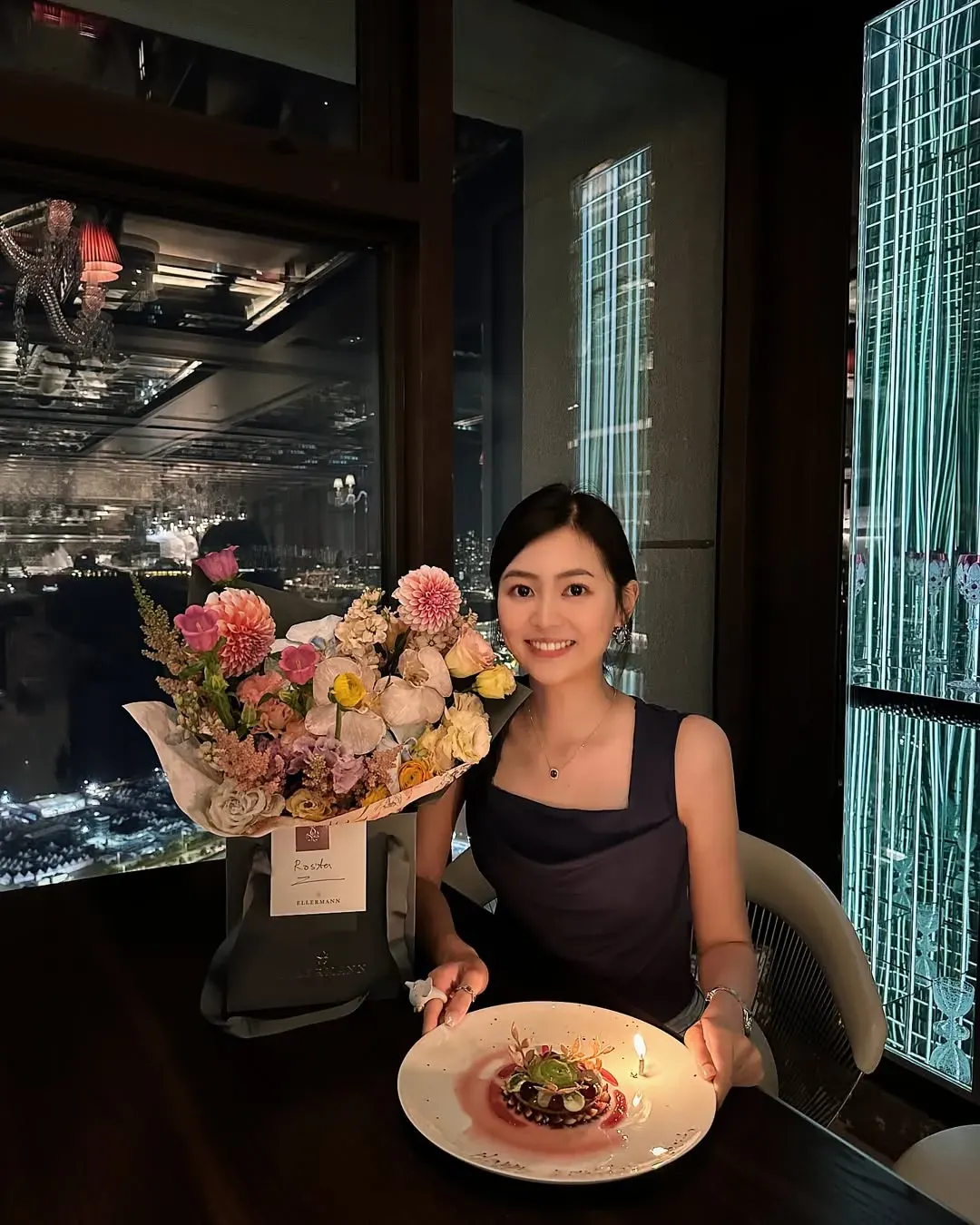 Rosita的笑容,十足蜜運中的少女。