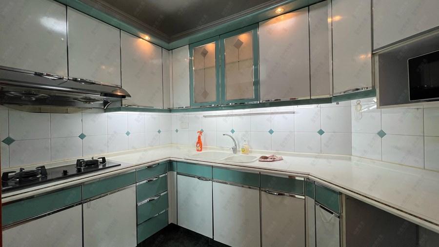 廚房面積大,配套齊全。(代理提供)