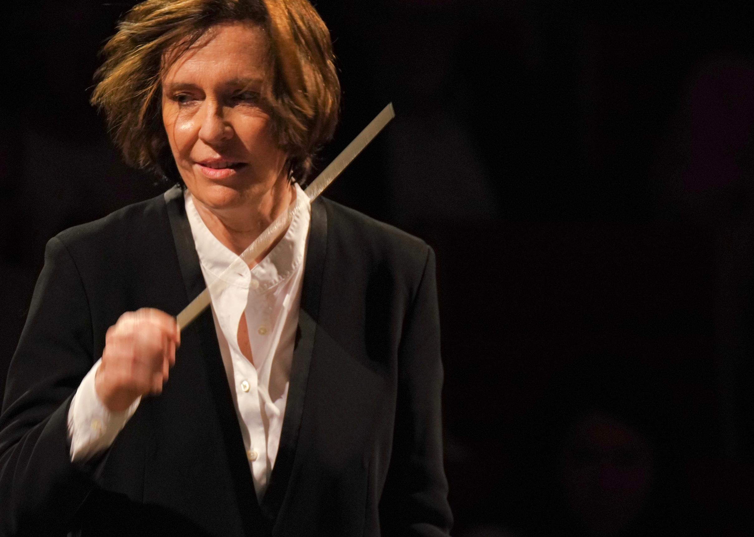 指揮家洛朗絲.埃基爾貝,帶領下百人樂團,演活樂聖貝多芬樂章。