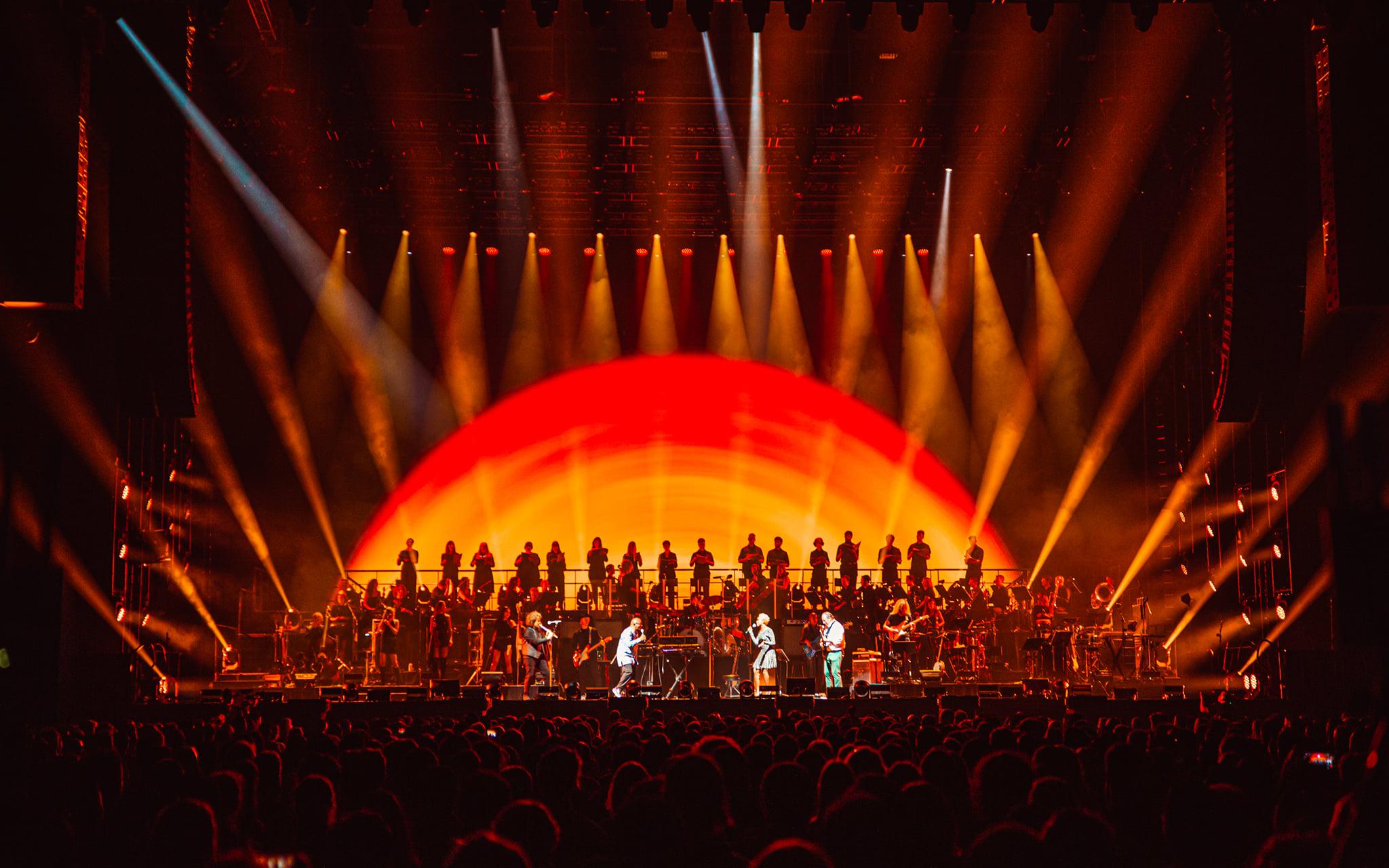 舞台上的燈光與影像製作,完全是荷李活級數。