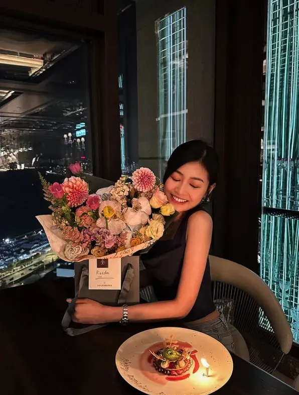 Rosita捧著大束鮮花,露出勁冧表情。