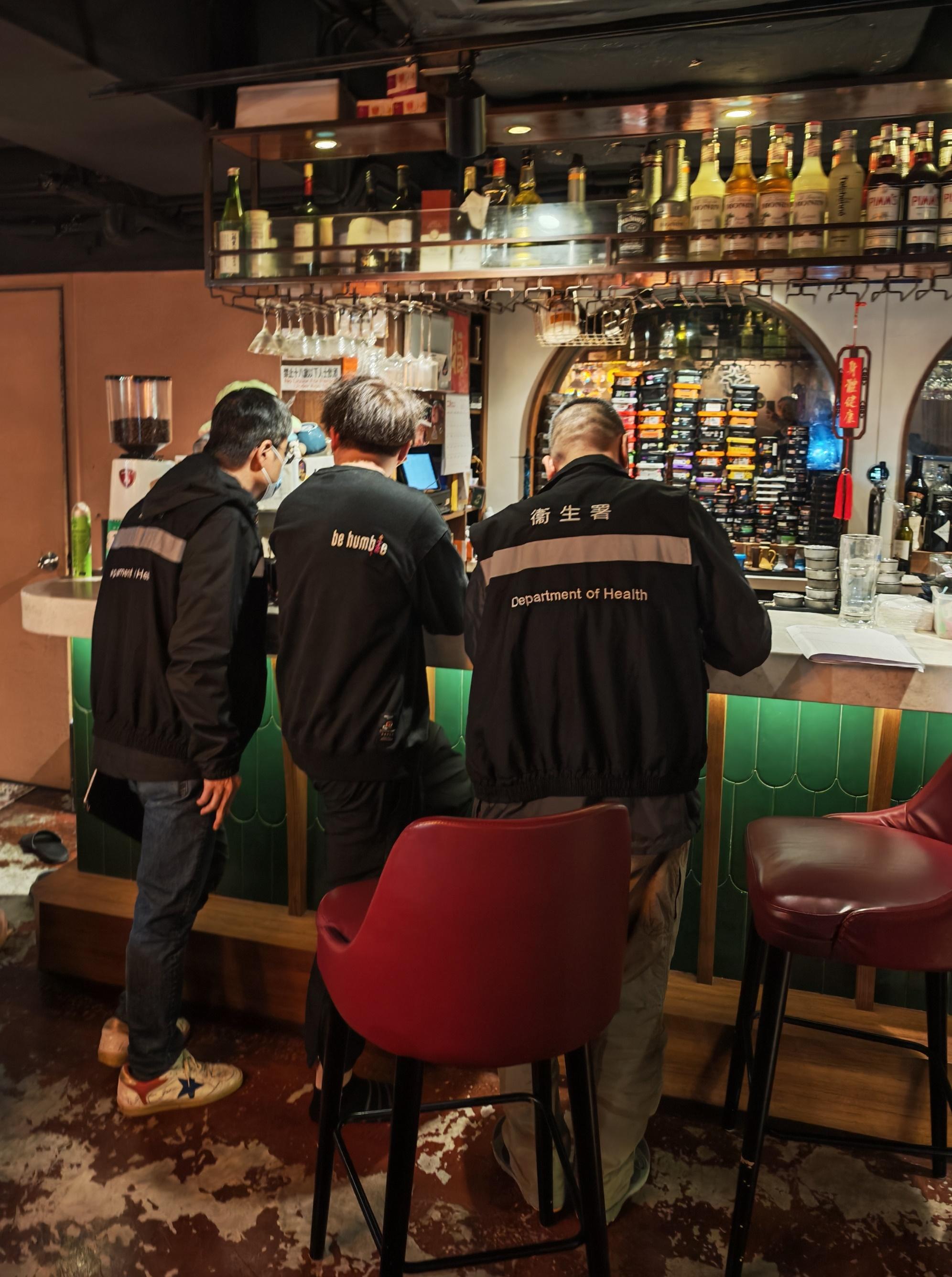 圖示控煙酒辦人員在酒吧進行執法工作。(政府新聞處)
