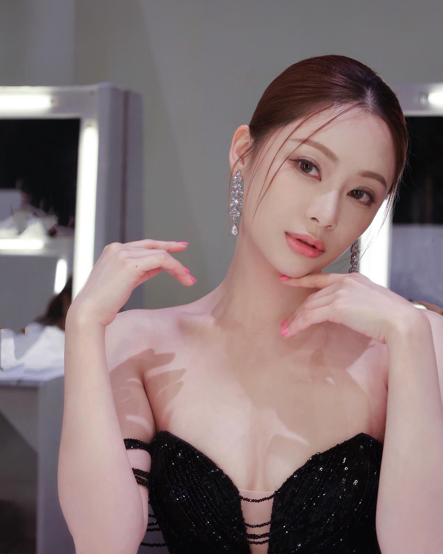 葉蒨文Sophie 星座:天蠍座 身高:166cm MBTI:ENFP 單身時間:8個月 戀愛特點:獨立得嚟好黐人 擅長及嗜好:主持、演戲、打機、Board Game、貓奴、中國舞 (理想對象及擇偶條件 將於周一記者會後再公布)