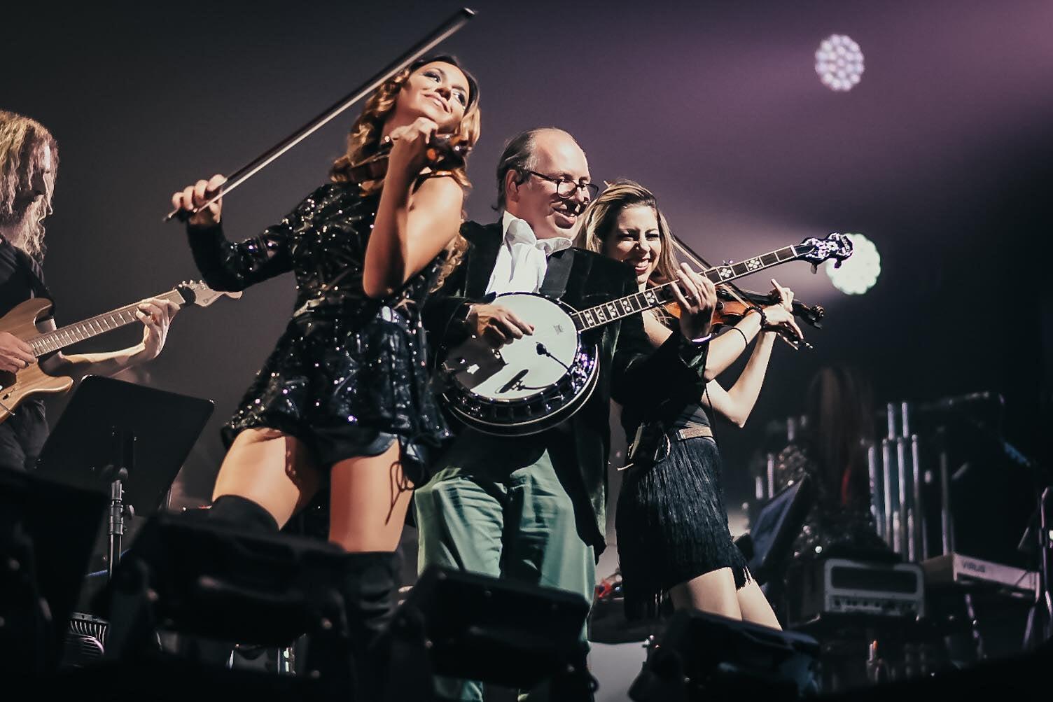 在演出中,Hans Zimmer不時在台上與大樂隊成員互動。