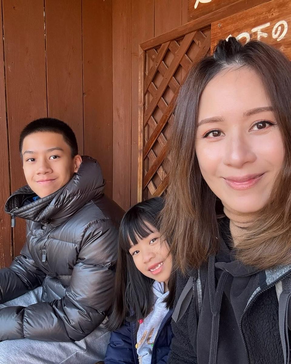 鄺文珣與老公育有兩子一女。