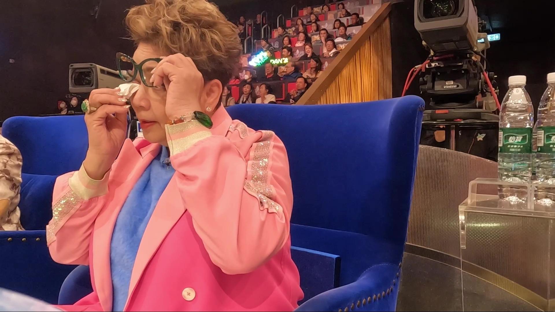 肥媽不停抹眼淚。