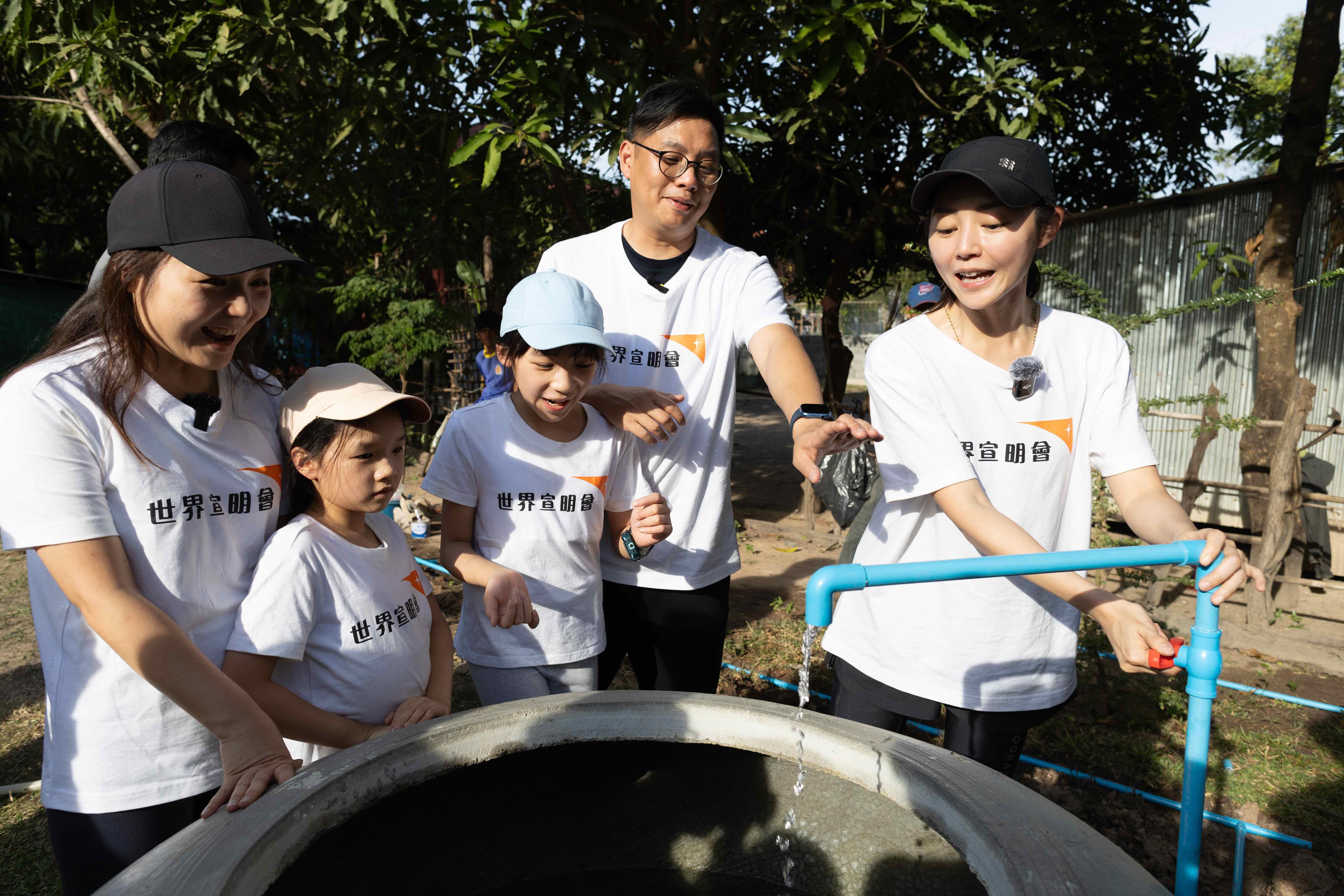 衛詩雅與劉偉恒導演一宣探訪助養兒童Dara一家,為他們增建水管。