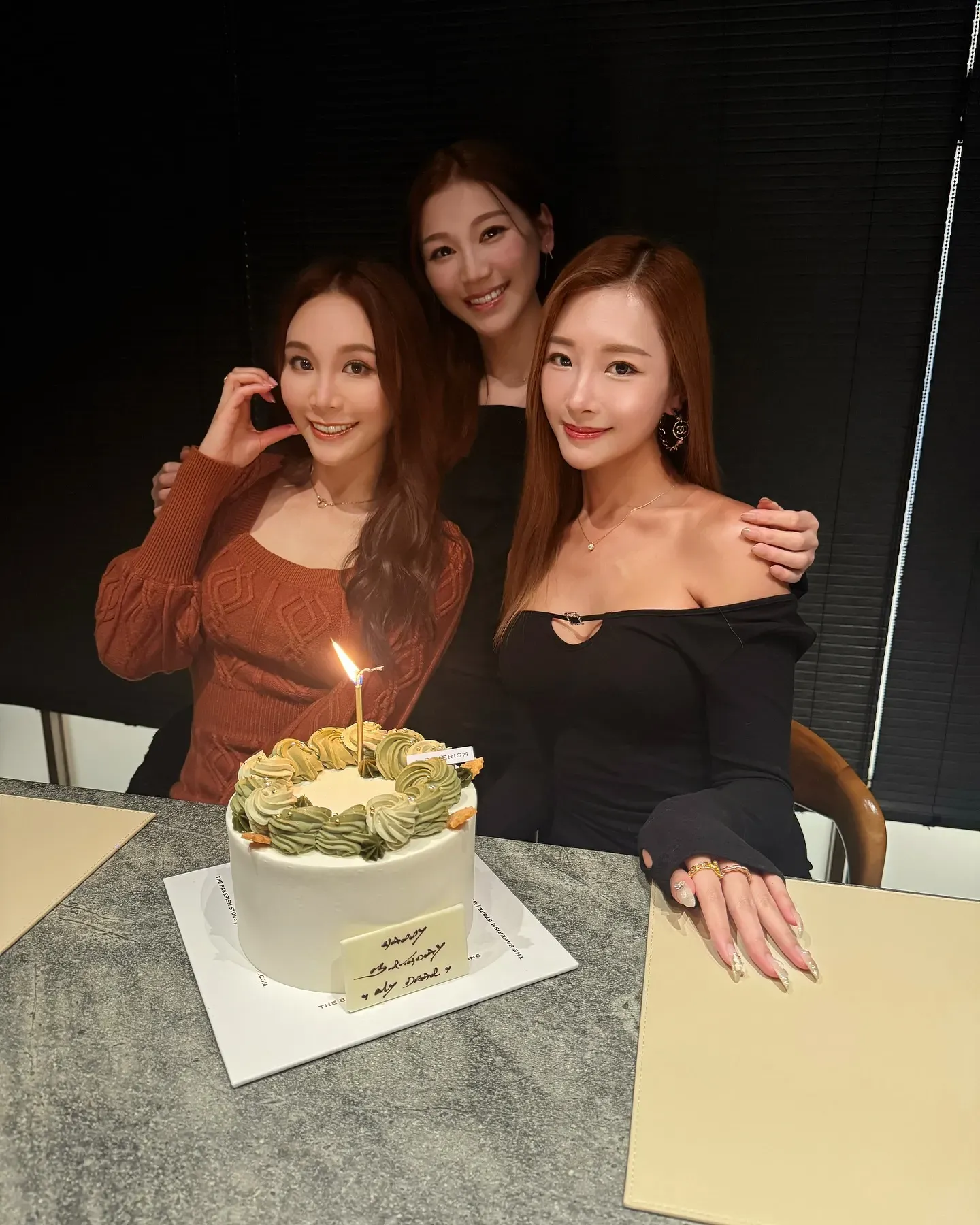 Chloe 27歲生日與朋友共聚。