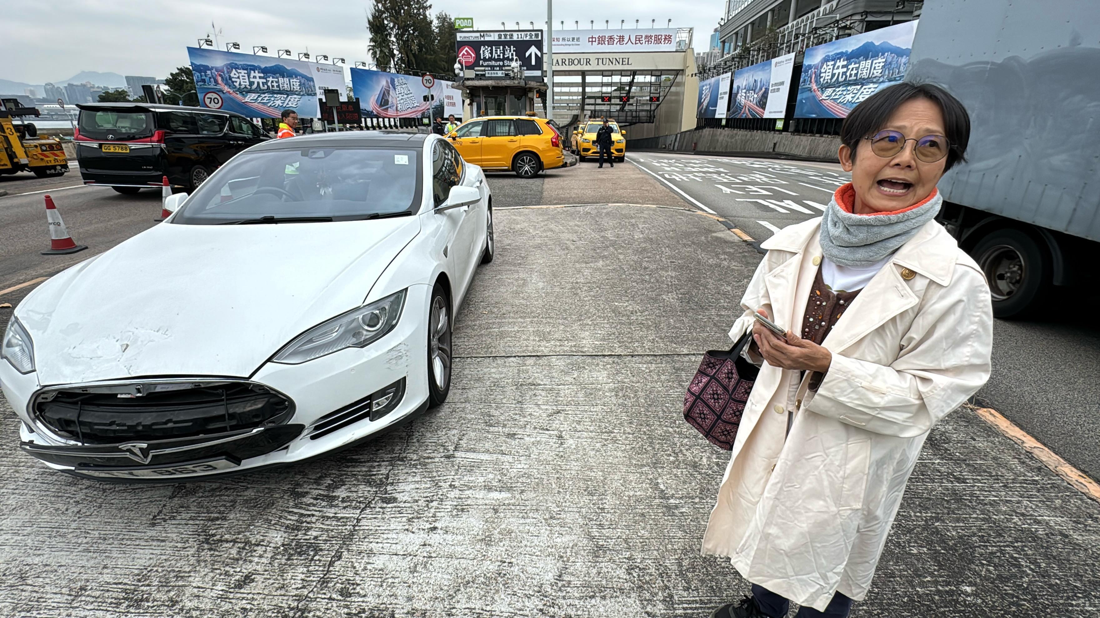 一輛Tesla電動車沿紅磡海底隧道往香港島方向行駛,期間管道內一幅50厘米乘50厘米石屎剝落,並擊中電動車車頂及車頭,女司機報案求助。