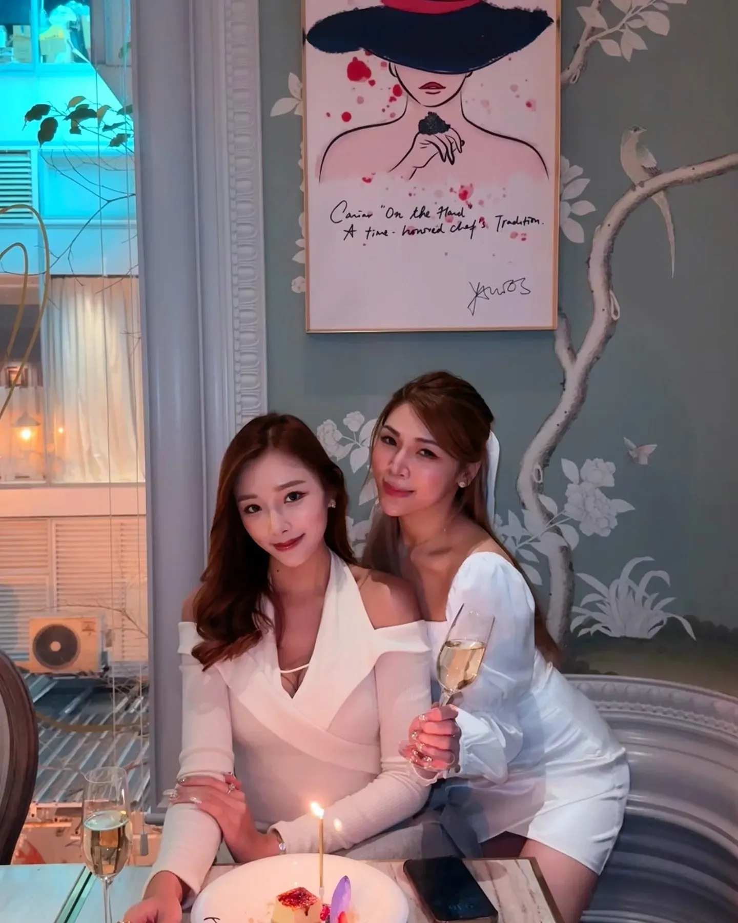 Chloe 27歲生日與朋友共聚。