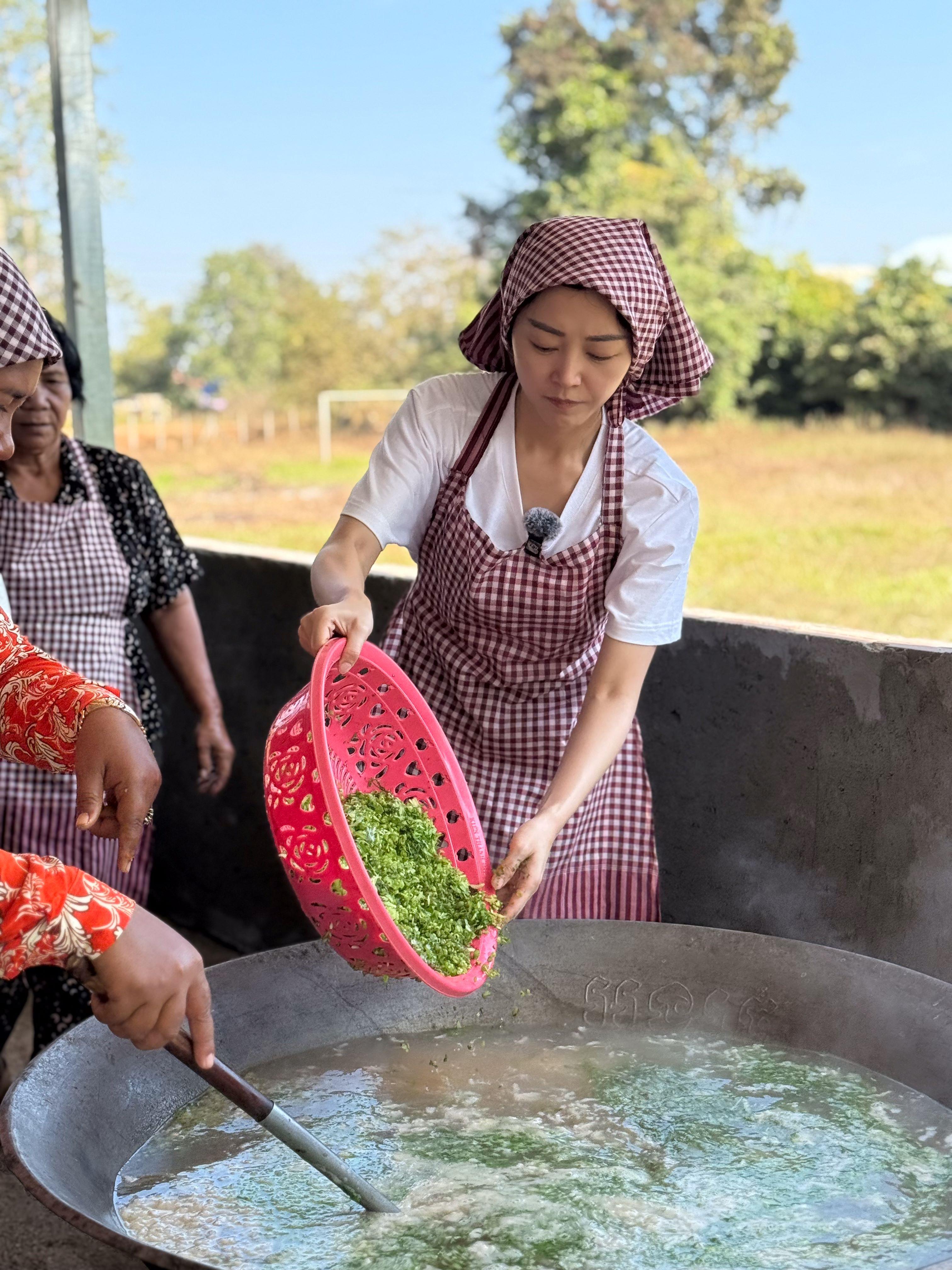 衛詩雅加入一班上過「非常廚灶」課程的婦女,協助煮營養食物給幼稚園生