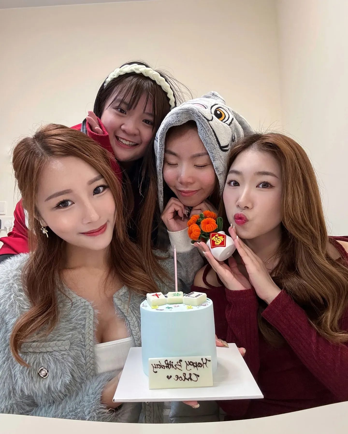 Chloe 27歲生日與朋友共聚。