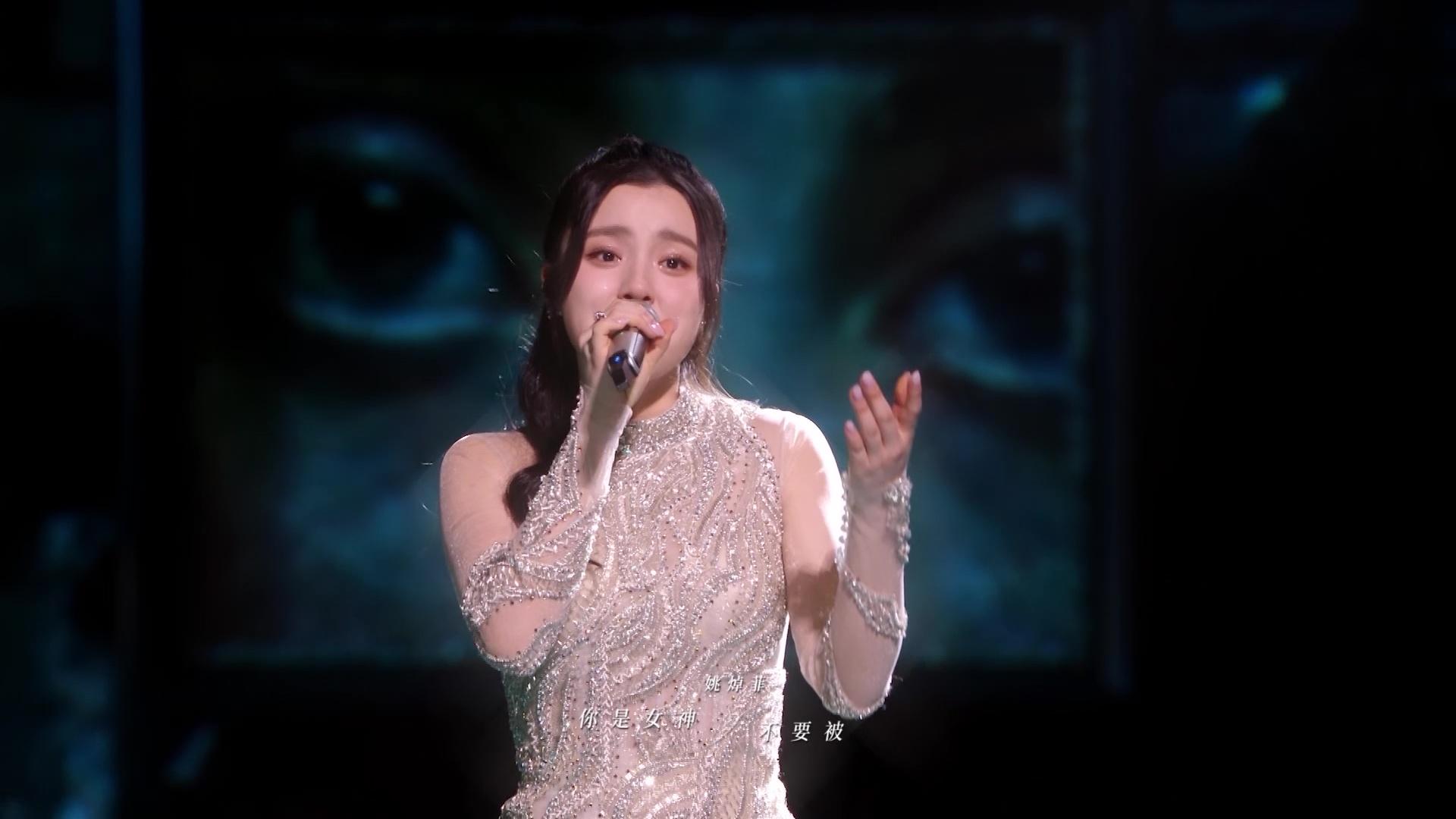 18歲的Chantel,穿上閃片貼身半透視拖尾晚裝亮相。