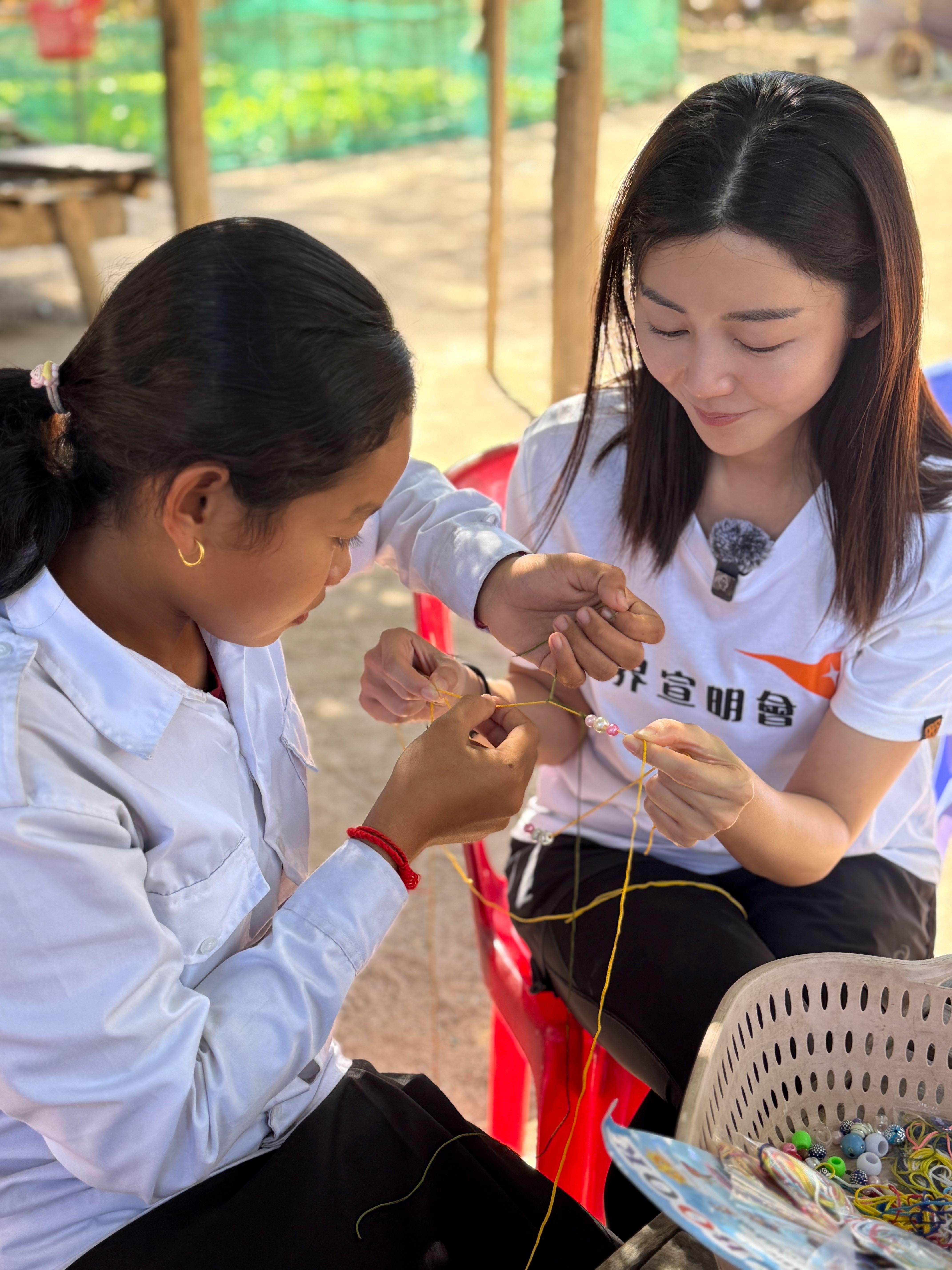 衛詩雅與助養女兒Chankoa一起做手工。
