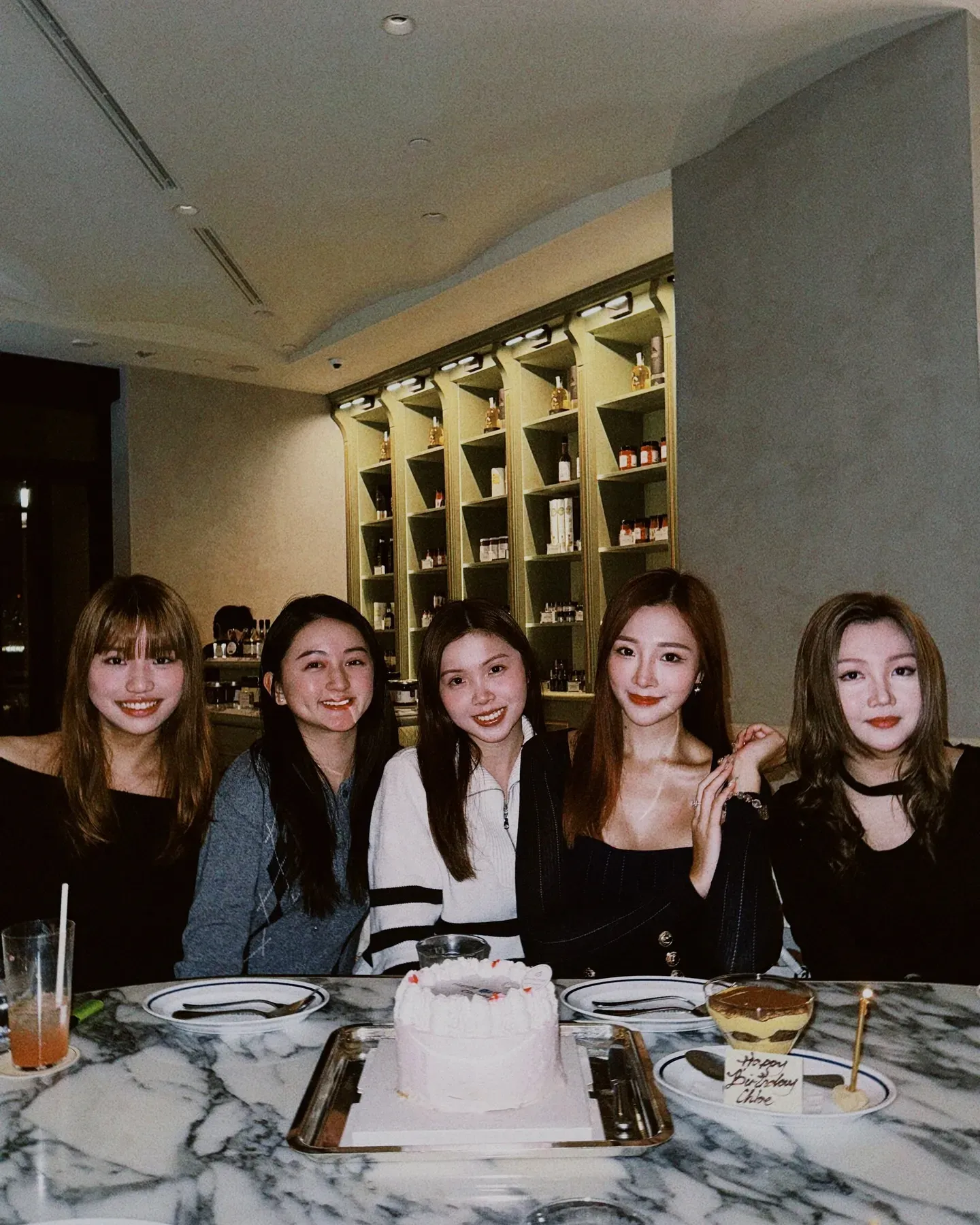 Chloe 27歲生日與朋友共聚。