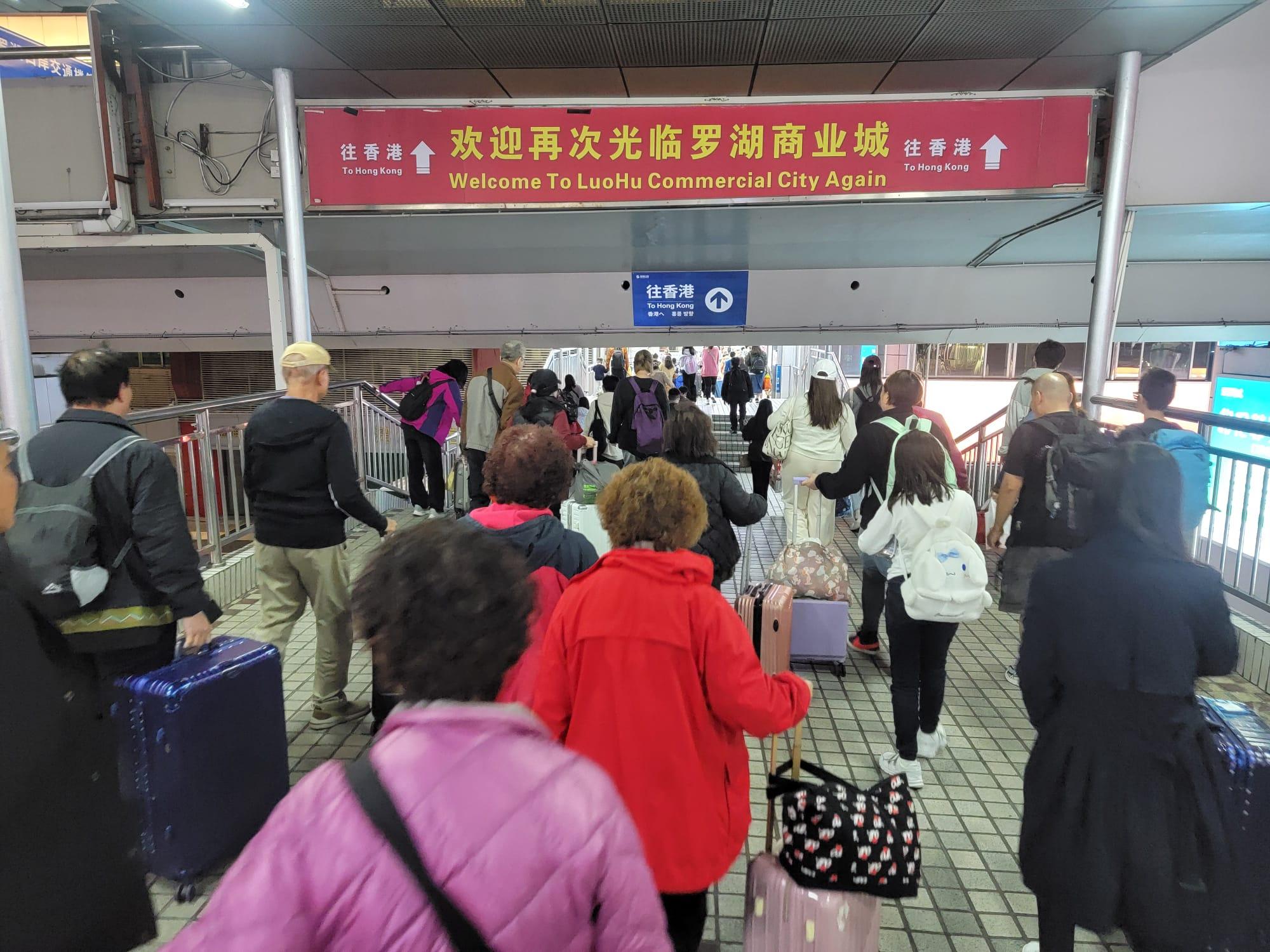 春節假期最後一日迎返港人潮。(鍾式明攝)