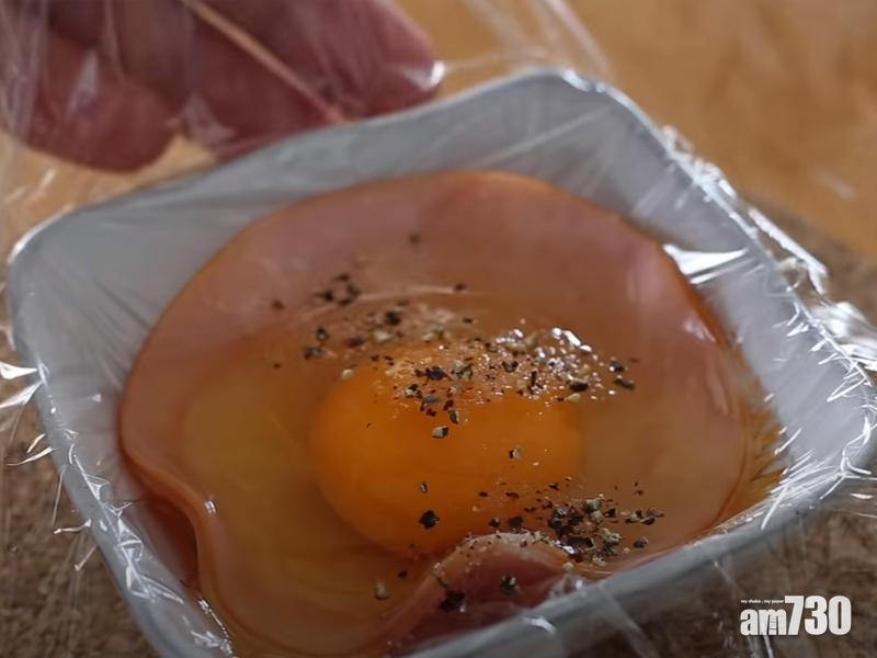 火腿雞蛋做法︰3.灑上黑胡椒粉作調味